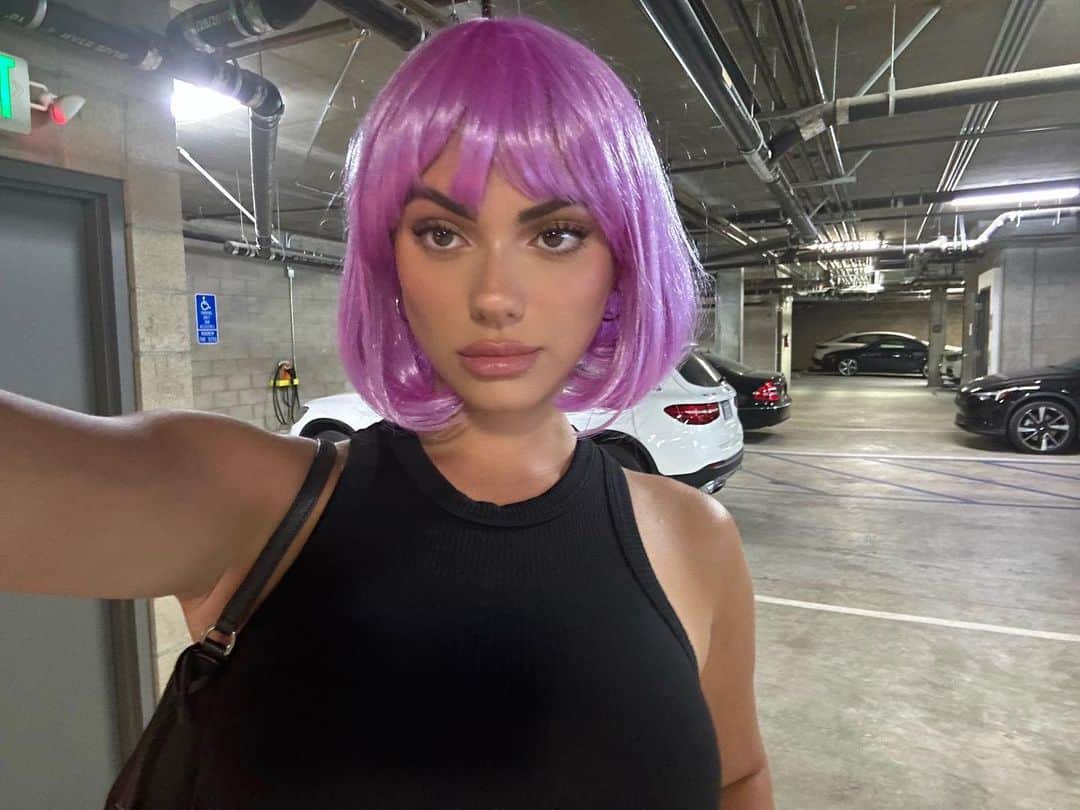ケルシーのインスタグラム：「on wednesdays we wear purple wigs」