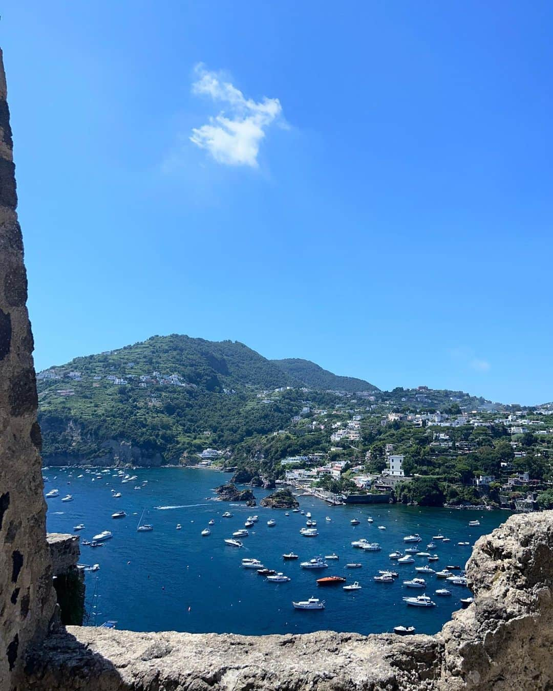 アビー・チャンピオンのインスタグラム：「Ischia 📍」