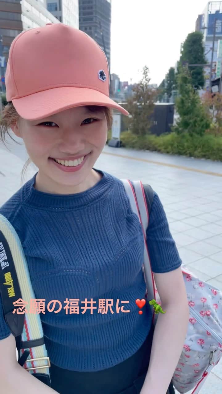 岡本沙紀のインスタグラム：「福井駅には恐竜が今も生きてました🦖 Visited Fukui city, famous for the production of fossils of unique dinosaurs 🦕  #japantravel #japantrip #福井駅前 #北陸旅行 #恐竜好きと繋がりたい #英語垢さんと繋がりたい #japanesegirl #dinosaurs #理系女子 #自由研究 #夏休み #夏休みコーデ」