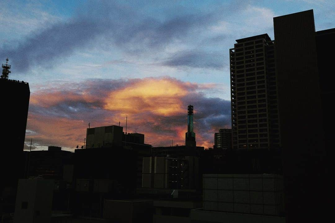 佐野史郎さんのインスタグラム写真 - (佐野史郎Instagram)「#朝焼け雲 #まどのそと #宿 #ロケ先 #撮影快調 #心配 #台風の行方」8月10日 6時52分 - sanovabitch