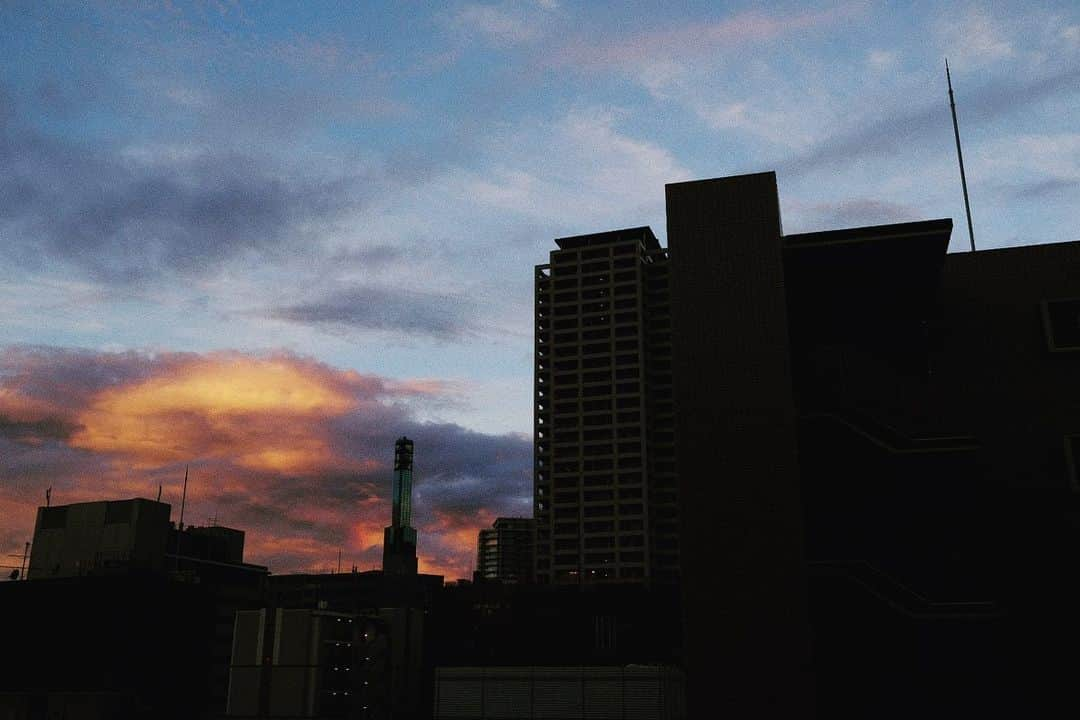 佐野史郎さんのインスタグラム写真 - (佐野史郎Instagram)「#朝焼け雲 #まどのそと #宿 #ロケ先 #撮影快調 #心配 #台風の行方」8月10日 6時52分 - sanovabitch