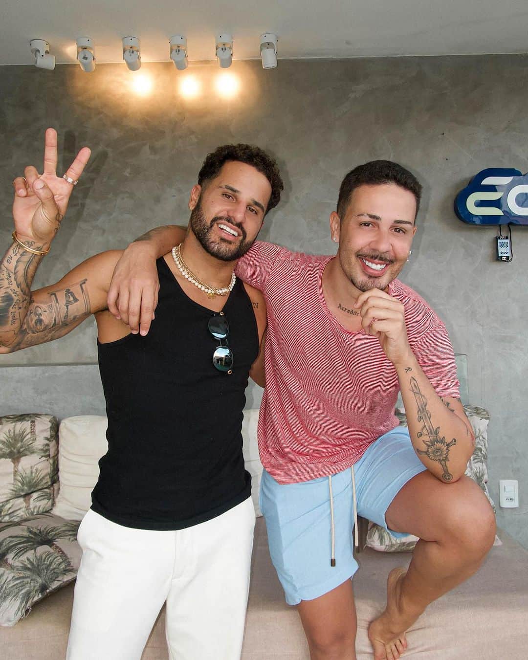 イタロ・フェレイラのインスタグラム：「Vai além de uma amizade. 🤍 @carlinhos   Sempre bom te encontrar, amigo! O pouco tempo que temos é o suficiente pra nos reconectar e nos preencher de boas energias. Sabe que eu te admiro muito… obrigado pelos conselhos e nos vemos em breve, ainda tá devendo minha visita.   Tamo junto 👊」