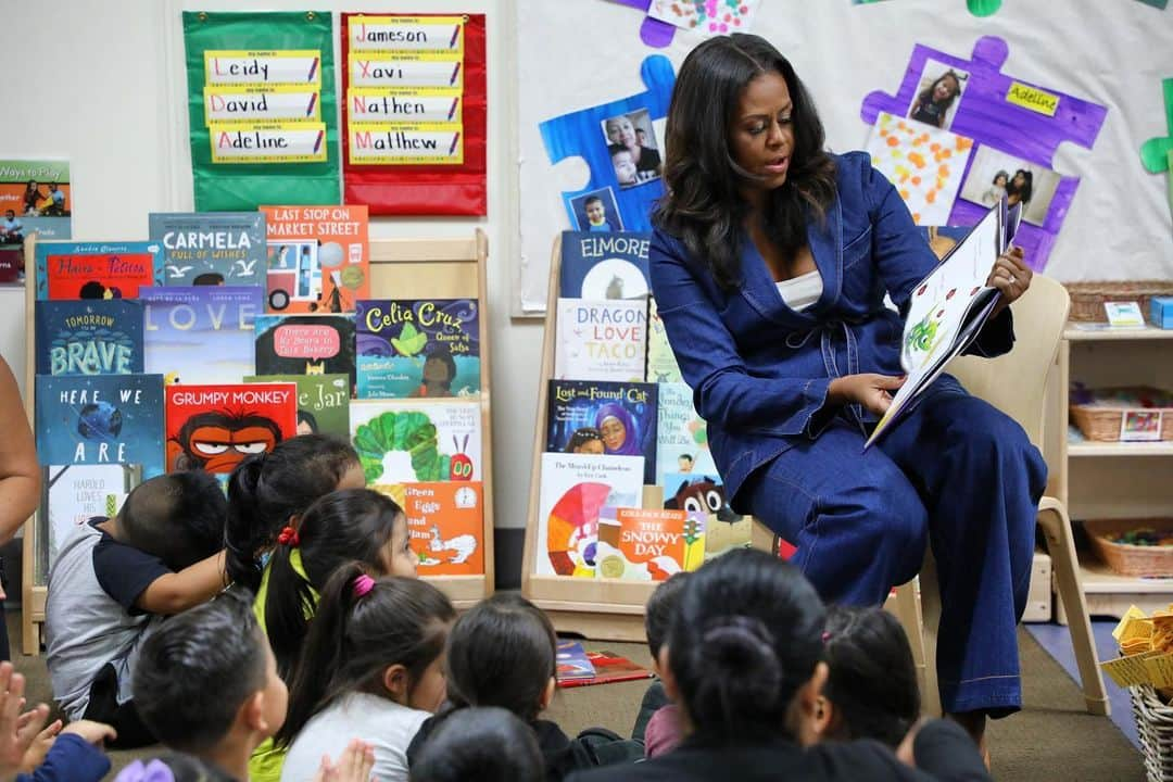 ミシェル・オバマのインスタグラム：「Happy National Book Lovers Day! As a new mom, I found such joy in sharing the magic of storytelling with my girls. And as First Lady, I got to spend time reading with kids everywhere. To this day, it’s something I look forward to whenever I have the chance. If you have kids or little ones in your life, I’d love to know what books you are reading to them in the comments below!」