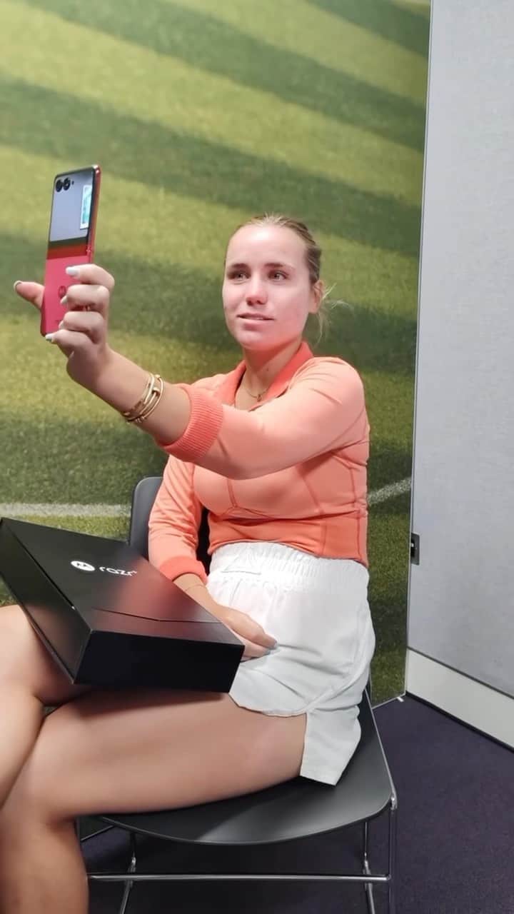 ソフィア・ケニンのインスタグラム：「Unboxing the new Motorola razr+ #razr #FlipTheScript 🤳🏻💞🎀」