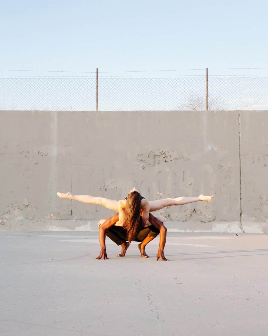 ローレン·ランドルフのインスタグラム：「These images, and a selection of my very best from my dance portfolio, are now available in my online print store. This is the first time I’ve had prints available like this in my almost 20+ photography career. It would mean a lot to me if you had a look at the galleries I’ve curated. I’m quite proud of the work, and I’d love to see any of it displayed in your personal spaces. 💛  Check out laurenlemon.darkroom.com for a variety of pricing and framing options. (Or link is in my bio for easy clicking)」