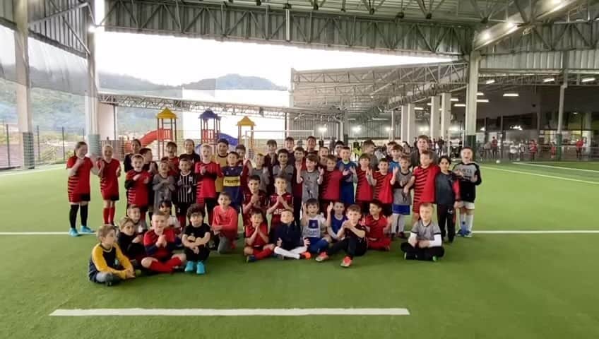 フィリペ・ルイスのインスタグラム：「Hoje é aniversário do nosso ídolo @filipeluis  . . . Nós da escolinha Filipe Luís queremos te desejar um feliz aniversário, recheado de vitórias e conquistas! Que você seja sempre muito abençoado! Obrigado por tudo que você proporciona para nós ❤️⚽️🖤」