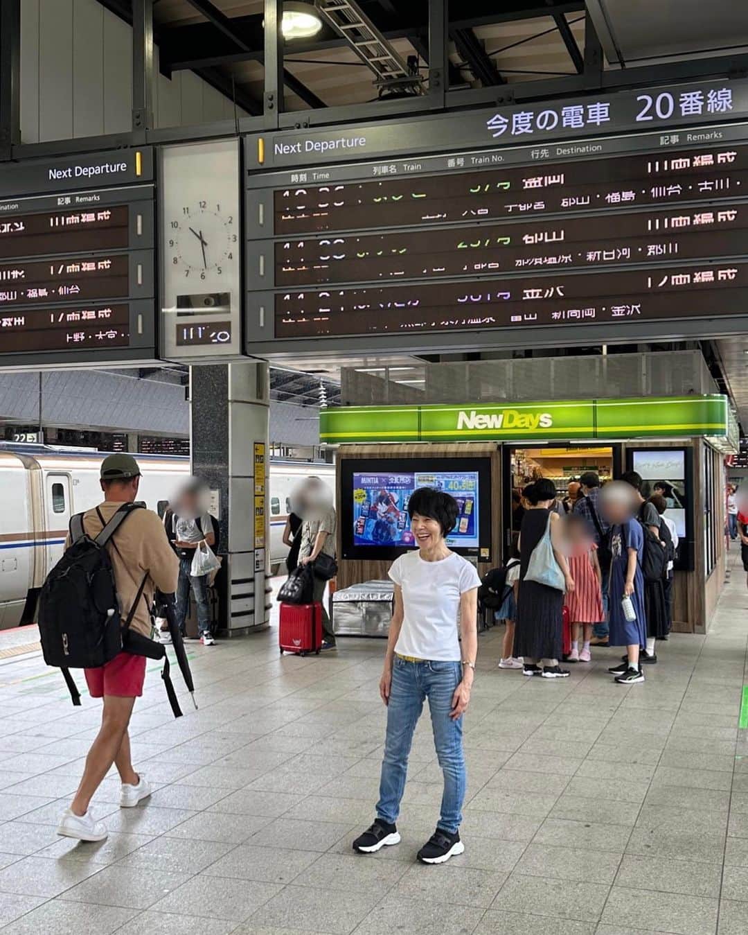 栗原はるみさんのインスタグラム写真 - (栗原はるみInstagram)「みなさんおはようございます。 今日も九州、四国地方に線状降水帯が発生しています。みなさんくれぐれもお気をつけてください。  昨日福島へ来ましたよ〜。 今朝はきれいな青空！東京駅で新幹線に乗る前にみなさんお久しぶりです。 東京駅に向かうタクシーの中からきれいな雲が！ 夕方の福島の空に飛行機雲が！ 福島に着いてからすぐに収録の準備。 楽しい収録が終わってからみんなで晩ご飯を食べにお蕎麦屋へ。 まず飲み物は生すだちサワーを。 赤ほやの塩辛。 生牡蠣と白ワイン。 だし巻き卵。 鮎の一夜干し。 とうもろこしの天ぷら。 最後はざる蕎麦を食べて。 美味しいご飯を食べながらみんなと一緒に過ごした楽しい時間もあっという間に終わり！ 私も昨夜はつい飲み過ぎました。 みなさん今日も楽しい一日を過ごしてね〜。 私は今から準備してから収録に出かけます。 #栗原はるみ  #kuriharaharumi  玲児さんが大好きな日本酒を一緒に飲みたかった。」8月10日 7時09分 - harumi_gram