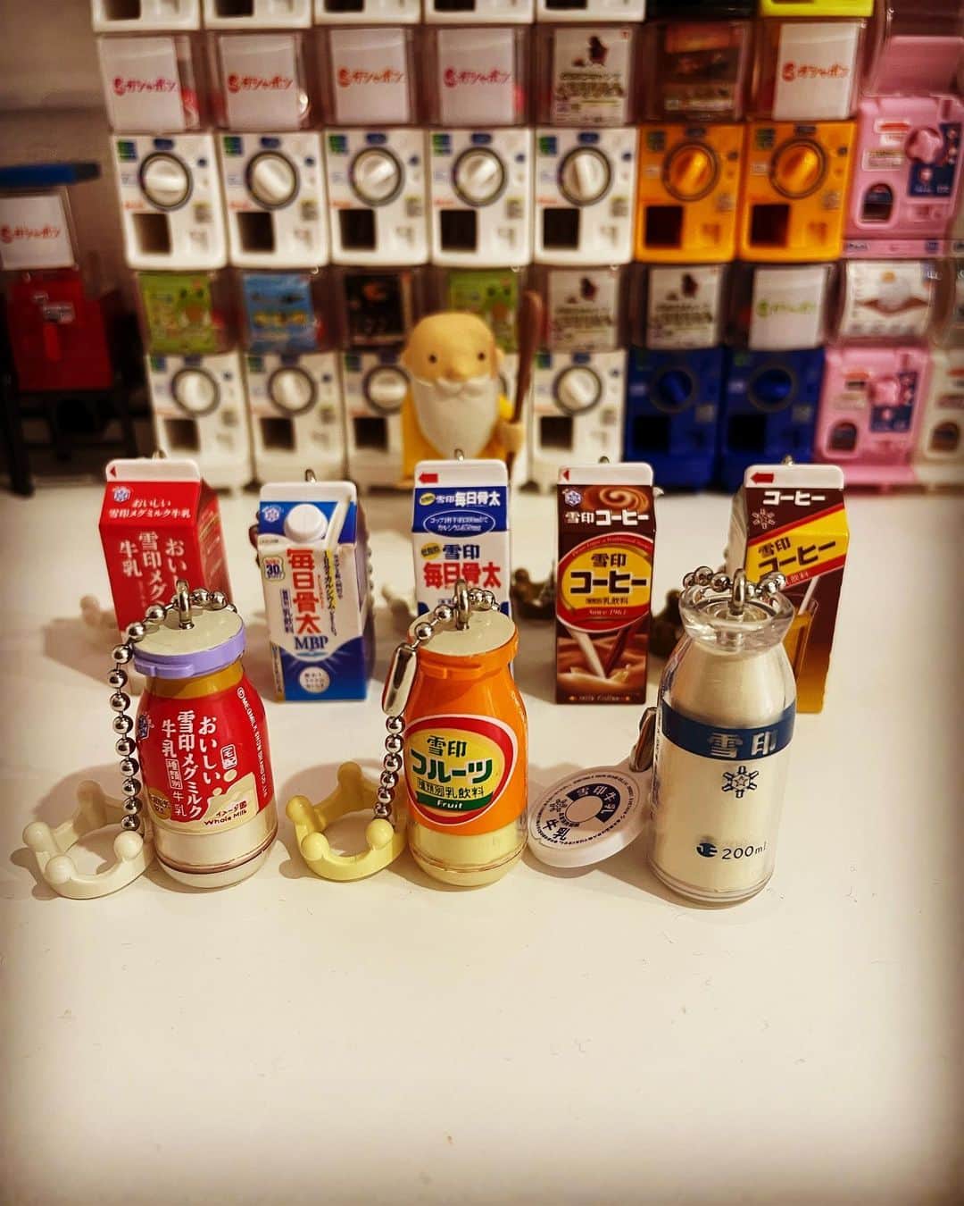 柴田薫さんのインスタグラム写真 - (柴田薫Instagram)「雪印メグミルク　ミニチュアチャーム 乳製品シリーズ  牛乳瓶が欲しくてずっとずっと 探し回っていたけど見つからず 諦めかけていたその時に 友達から見つけた！と情報が入り 仕事帰りそのまま飛んで行った。  7回目でやっとやっとの牛乳瓶🥛 被りはひとつだったから良いだろう…。  満足しながら友達に報告したら まさかのあたしが出なかった2種を GETしてあるからあげるねって♡  そうなると残るはフルーツ瓶の復刻版のみ！ こうなると意地でも欲しくなる。  雪印フルーツ瓶復刻版…。 欲しいぞ(￣▽￣)  #ガチャガチャ #ガシャポン #ガチャポン #ミニチュア #カプセルトイ #ガチャ沼 #雪印メグミルク　ミニチャーム 乳製品シリーズ」8月10日 7時09分 - kaogacha.lv
