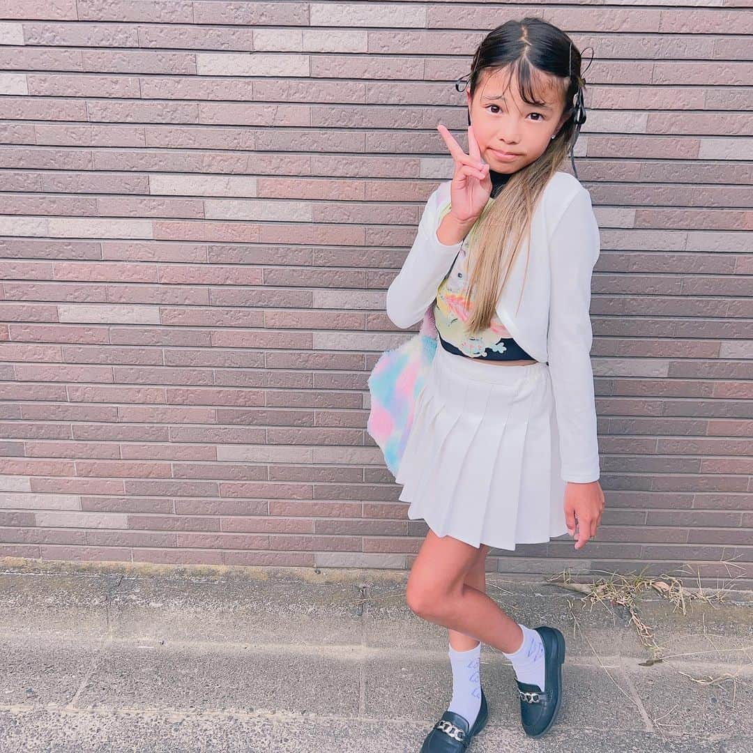 西山美希子のインスタグラム：「ワタシと全然ちがう娘のファッションセンス。全く理解できません😂娘のお洋服をスタイリングとかしてみたかったが、2歳から好みがハッキリしていたので夢叶わず😭😭最近は、ママダサいと時代遅れ風な扱いです…」