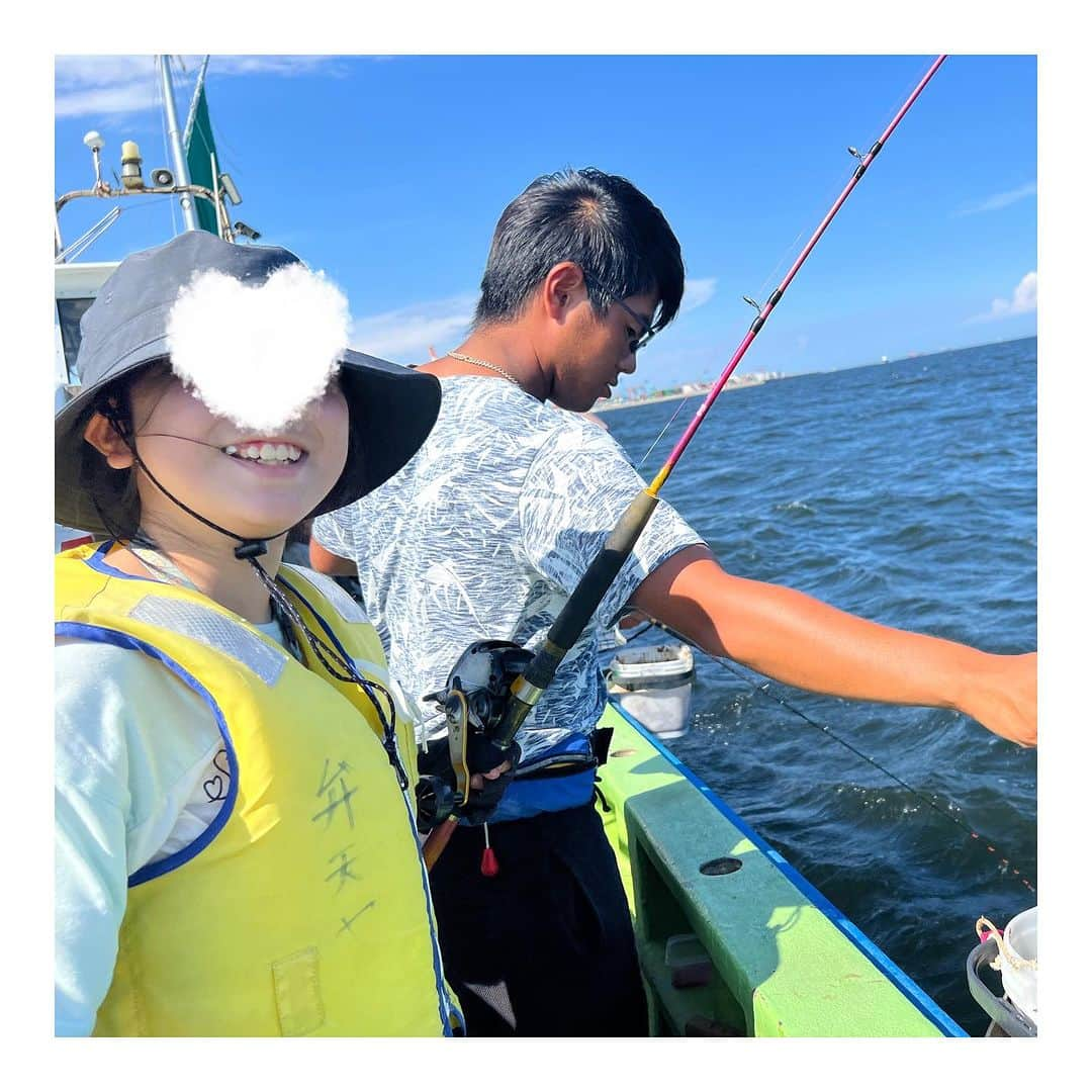 藤田大介さんのインスタグラム写真 - (藤田大介Instagram)「先日、テレビでマグロ釣りを見て、「行きたい！」とのことで釣りに連れて行きました。この満面の笑顔(^^) バシバシ鯵が釣れました。 肝心なパパは横でグロッキー、、、寝不足がたたったのか、完全な船酔いで身動き取れませんでした。船宿のお兄さん、娘の面倒を見てくれて本当にありがとうございました。優しく素敵なお店でした🥺 #鯵釣り #金沢八景」8月10日 7時24分 - fujita.daisuke_ntv