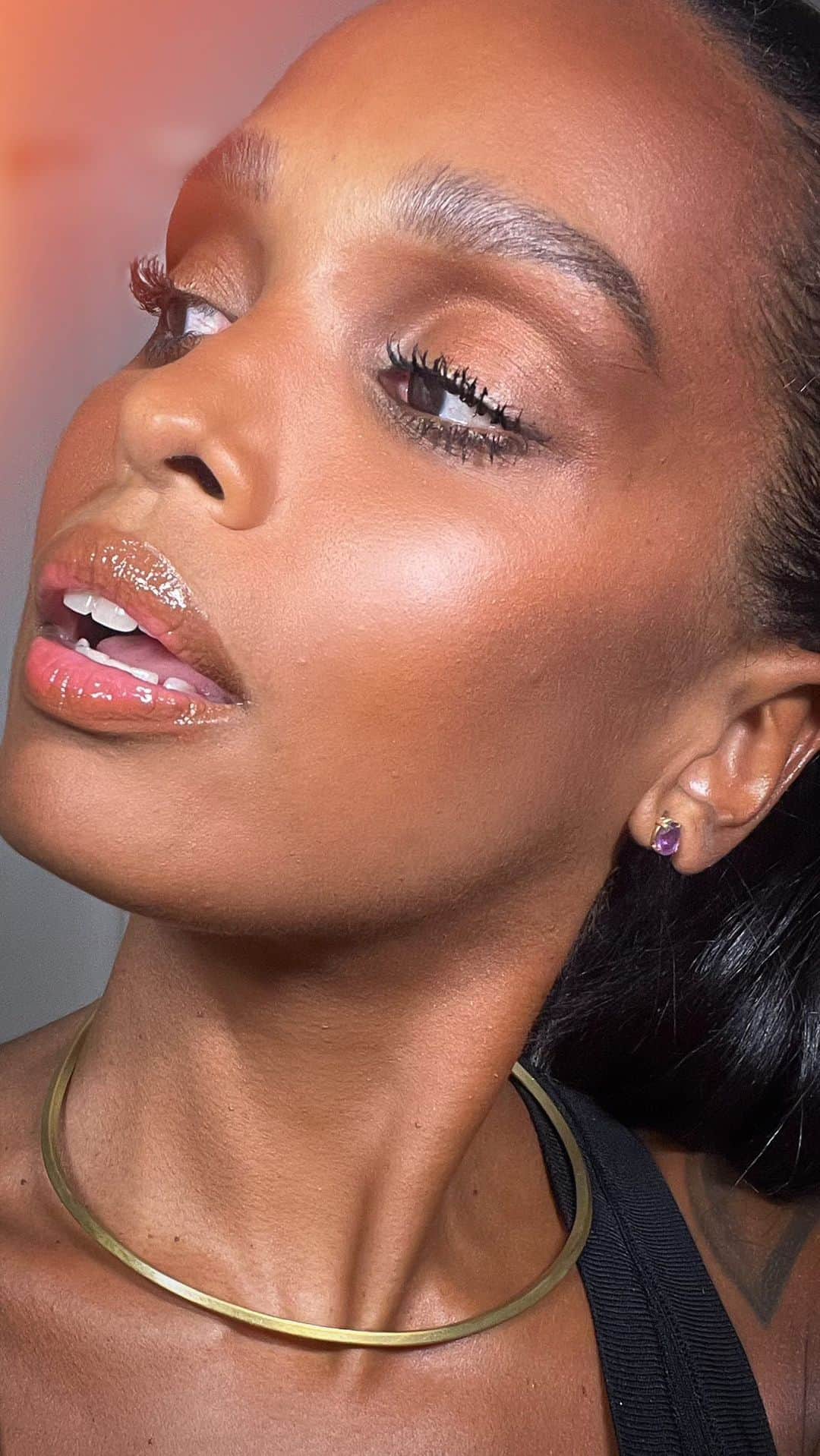 M·A·C Cosmetics BRのインスタグラム：「Uma linha com 8 tons de pós bronzeadores era tudo que a gente queria. A Artista Nacional Katia Araújo @katiaraujomakeup conta tudo sobre essa riqueza de lançamento, além compartilhar várias dicas para manter esse efeito bronze ano todo.  #maccosmetics #maccosmeticsbr #macsunstruckbronzer #macsuntruck」