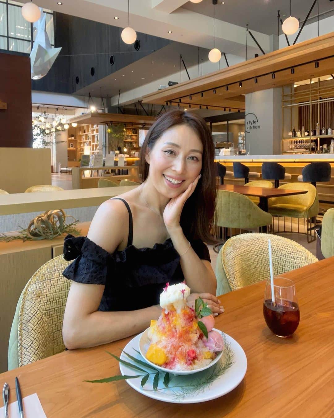 宮田綾子さんのインスタグラム写真 - (宮田綾子Instagram)「名古屋帰省② 人生初の「映えかき氷」🍧 映えかき氷流行ってるけど今まで機会がなくてお初です〜🥄 ニッコースタイル名古屋1階のカフェでかき氷をいただきました🍧 トロピカルで口の中でパチパチ弾けたりわらび餅の食感があったりと、食べていてとても楽しいかき氷です🥭 写真6枚目、何と中にソフトクリームが入っていて「わぁ💓ソフトクリーム大好きだから嬉しい！」って言ったら娘に「え？そうなの、初耳」って言われました😹 実は大好きだけど何年ぶりかに食べたソフトクリームもめちゃくちゃ美味しかった🍦💕 カフェは明るく開放感のあってくつろげるのでデートでもお友達ともおすすめですよ☕️ @nikkostyle.nagoya 🍹  いまストーリーズで質問返しをしています💌私のプロフィール写真をクリックすると見れます👆 LIVE中になったままのはバグですね ❤️ @ayako__miyata ←21.4万フォロワーありがとう❤️ インスタセミナー詳細はプロフィールURLから🔗 8/26(土)10:00〜新大阪 9/23(土)10:30〜東京 @ayako__miyata 👈  #ニッコースタイル名古屋 #名古屋ホテル #名古屋カフェ #名古屋駅グルメ #名古屋かき氷 #名古屋観光 #名古屋旅行 #かき氷 #かき氷巡り #カキ氷」8月10日 7時28分 - ayako__miyata