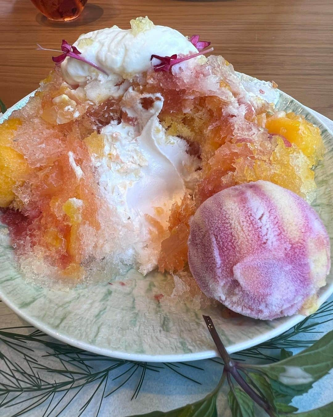 宮田綾子さんのインスタグラム写真 - (宮田綾子Instagram)「名古屋帰省② 人生初の「映えかき氷」🍧 映えかき氷流行ってるけど今まで機会がなくてお初です〜🥄 ニッコースタイル名古屋1階のカフェでかき氷をいただきました🍧 トロピカルで口の中でパチパチ弾けたりわらび餅の食感があったりと、食べていてとても楽しいかき氷です🥭 写真6枚目、何と中にソフトクリームが入っていて「わぁ💓ソフトクリーム大好きだから嬉しい！」って言ったら娘に「え？そうなの、初耳」って言われました😹 実は大好きだけど何年ぶりかに食べたソフトクリームもめちゃくちゃ美味しかった🍦💕 カフェは明るく開放感のあってくつろげるのでデートでもお友達ともおすすめですよ☕️ @nikkostyle.nagoya 🍹  いまストーリーズで質問返しをしています💌私のプロフィール写真をクリックすると見れます👆 LIVE中になったままのはバグですね ❤️ @ayako__miyata ←21.4万フォロワーありがとう❤️ インスタセミナー詳細はプロフィールURLから🔗 8/26(土)10:00〜新大阪 9/23(土)10:30〜東京 @ayako__miyata 👈  #ニッコースタイル名古屋 #名古屋ホテル #名古屋カフェ #名古屋駅グルメ #名古屋かき氷 #名古屋観光 #名古屋旅行 #かき氷 #かき氷巡り #カキ氷」8月10日 7時28分 - ayako__miyata