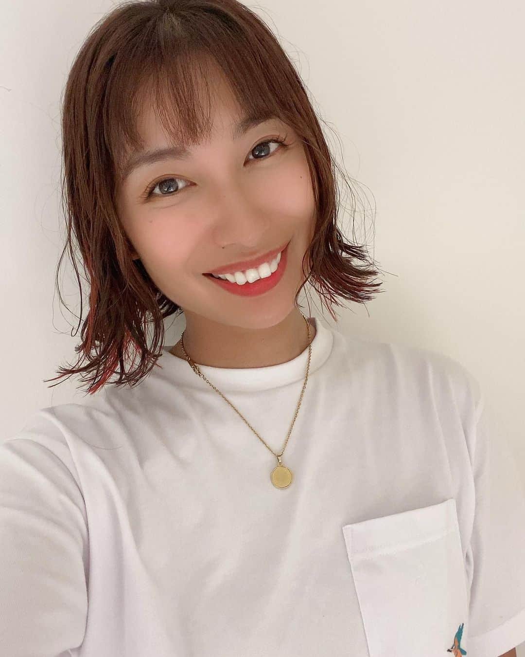 エマ中岡優姫のインスタグラム：「バサりーん✂️✨ 切りました✨ あー、すっきりんりん🦒✨ お盆休み満喫するぞー🥳 #ボブ  #イメチェン  #男の子ママ  最近この #カワセミ Tシャツ お気に入り🩷」