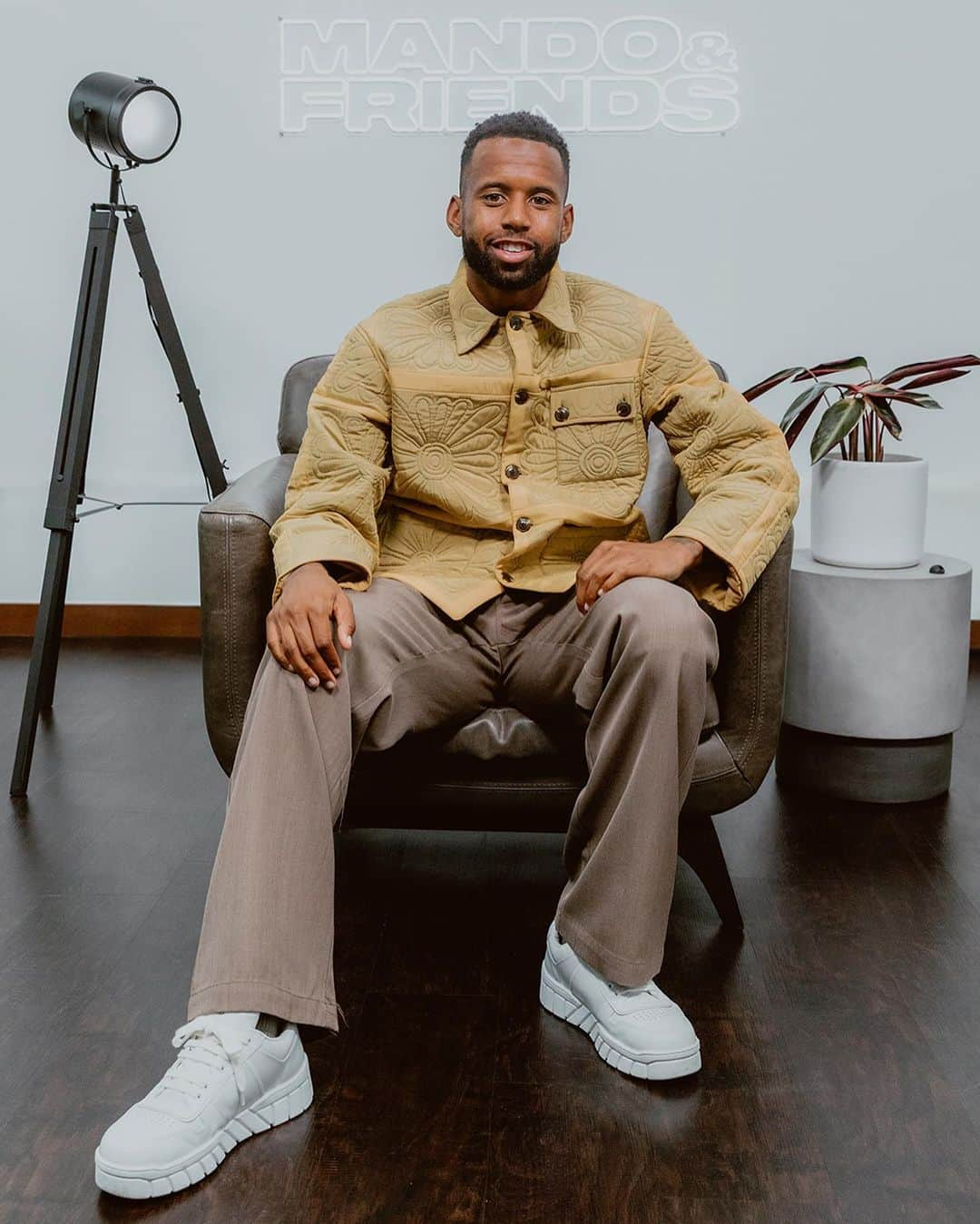 ケリーン・アコスタさんのインスタグラム写真 - (ケリーン・アコスタInstagram)「THE CHAMP IS HERE 🏆 Kickin’ it with MLS Cup Champion, @kellynacosta! The @lafc midfielder joins us on the M&F couch to talk about his football journey, competing in his first World Cup with the @usmnt — and the importance of humanizing athletes. ⚽️🇺🇸   Watch and listen to M&F season 3, episode 18 presented by @verizon (link in bio)!🎙️📺」8月10日 12時57分 - kellynacosta