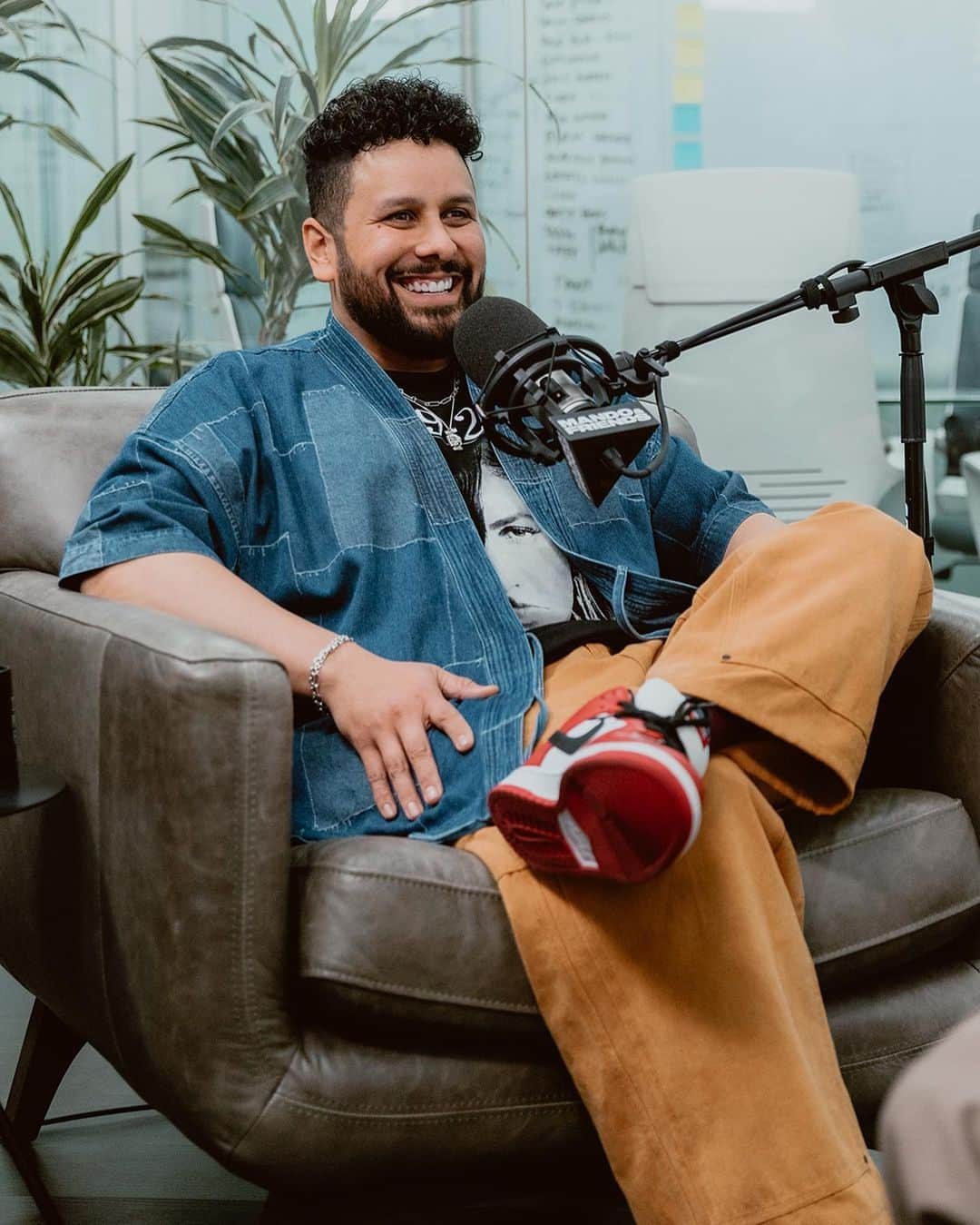 ケリーン・アコスタさんのインスタグラム写真 - (ケリーン・アコスタInstagram)「THE CHAMP IS HERE 🏆 Kickin’ it with MLS Cup Champion, @kellynacosta! The @lafc midfielder joins us on the M&F couch to talk about his football journey, competing in his first World Cup with the @usmnt — and the importance of humanizing athletes. ⚽️🇺🇸   Watch and listen to M&F season 3, episode 18 presented by @verizon (link in bio)!🎙️📺」8月10日 12時57分 - kellynacosta