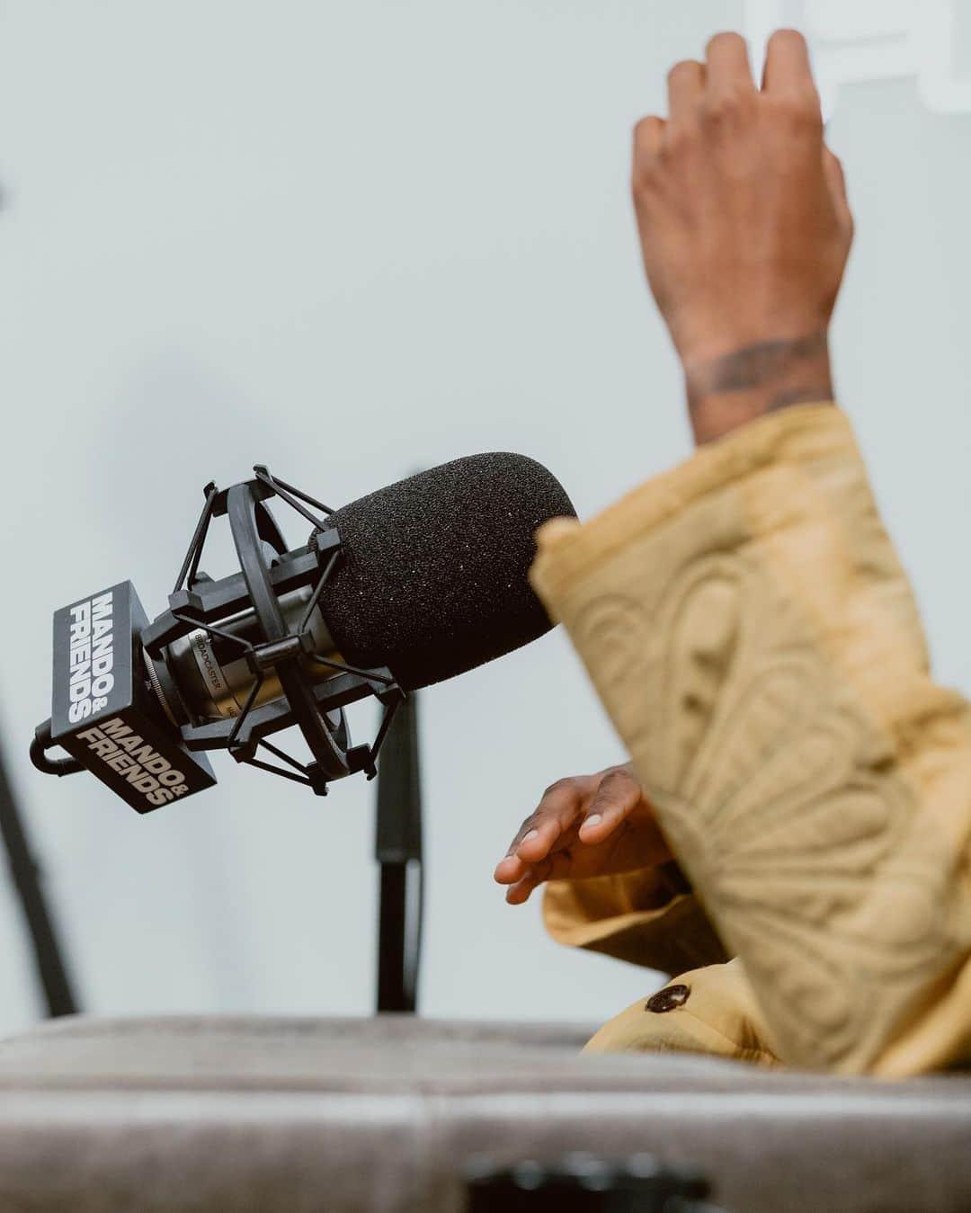 ケリーン・アコスタさんのインスタグラム写真 - (ケリーン・アコスタInstagram)「THE CHAMP IS HERE 🏆 Kickin’ it with MLS Cup Champion, @kellynacosta! The @lafc midfielder joins us on the M&F couch to talk about his football journey, competing in his first World Cup with the @usmnt — and the importance of humanizing athletes. ⚽️🇺🇸   Watch and listen to M&F season 3, episode 18 presented by @verizon (link in bio)!🎙️📺」8月10日 12時57分 - kellynacosta