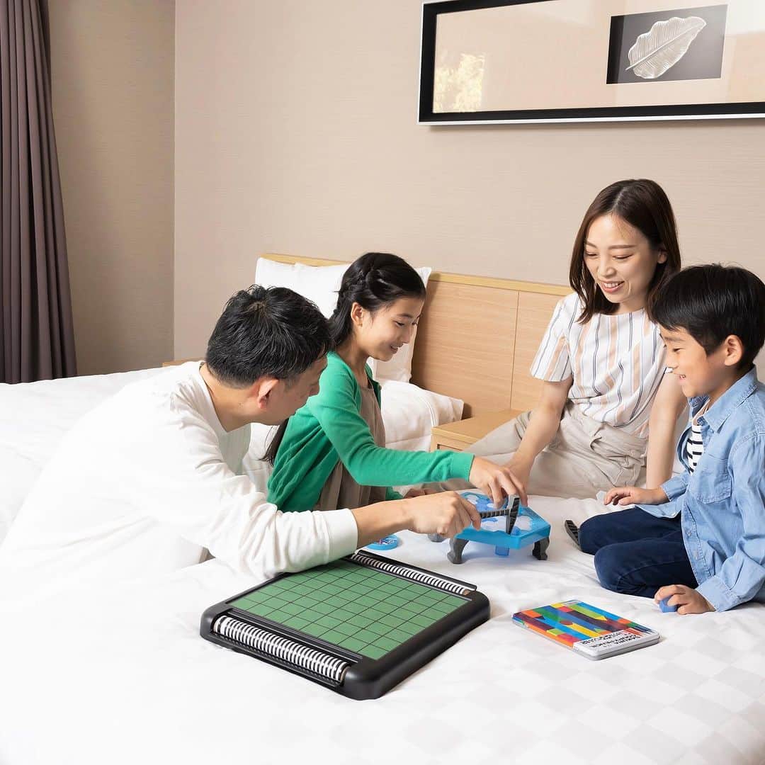 のインスタグラム：「. 🌿ご家族でのホテルステイに🌿 小学生のお子さままで添い寝が無料になるプランが登場！ 観光やレジャーを楽しんだ後はご家族の皆さまで寛ぎのひとときを🧸✨ バルコニー付きのお部屋で爽やかな風を感じながら、とっておきの高輪時間をお過ごしください🌻  おすすめポイント 💡添い寝無料（小学校6年生まで） ※添い寝のお子さまは、ベッド1台につき1名さままでとさせていただきます。  💡ご朝食はブッフェを満喫（ご朝食付きプランのお客さまが対象となります）  💡駐車場利用無料（1泊1台）  #グランドプリンスホテル新高輪 #東京ホテル #品川ホテル #都内ホテル #東京 #高輪 #品川 #高輪時間 #プリンスホテル #家族時間 #家族旅行 #都内ホテル #都内ホテル巡り #子連れ旅行 #子連れ #grandprincehotelshintakanawa #japan #tokyo #shinagawa #takanawa #tokyohotel #beautifulhotels」