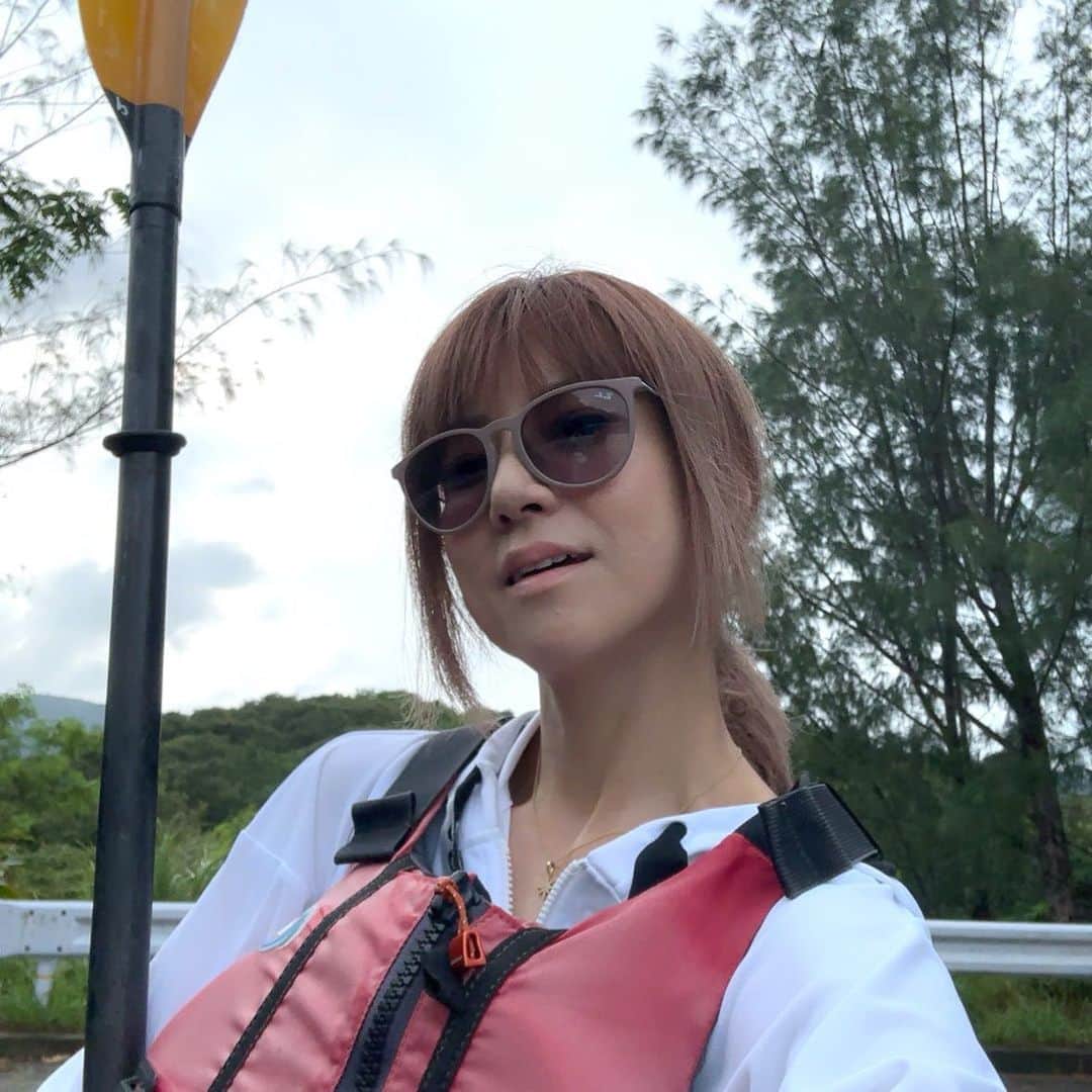hitomiさんのインスタグラム写真 - (hitomiInstagram)「. . カヤックに乗ったよー😄疲れたけど楽しかった〜✨. . . #夏休み #summervacation  #カヤック」8月10日 7時46分 - hitomi_official