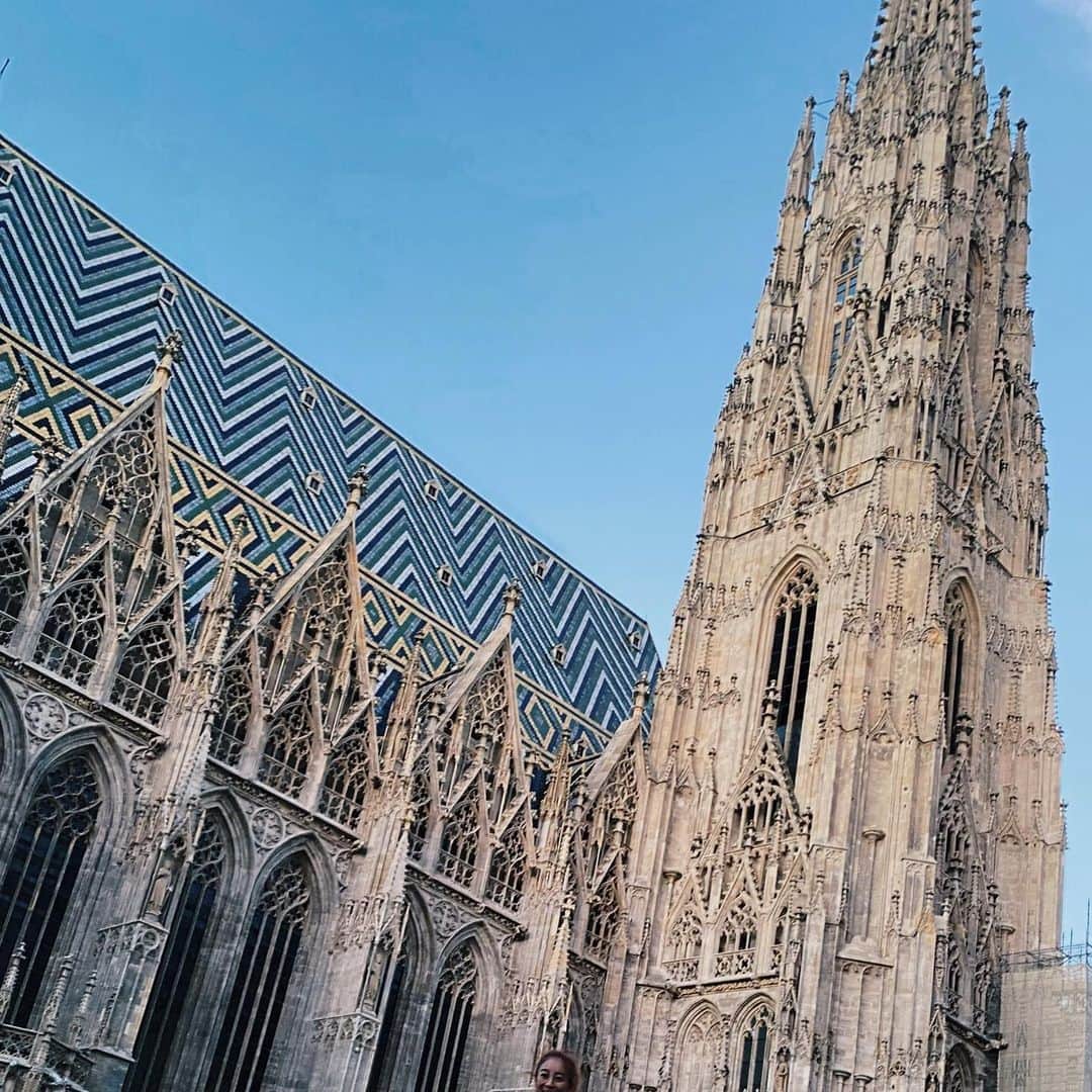 大桑マイミのインスタグラム：「vienna  this&that☝️  街が綺麗で素敵すぎ  娘が頭をぶつけたのでお店の店員さんが氷の入った袋をくれたんだけどデカすぎてかわいい😑👌💓冷やしたまま食事🍽️してる娘もまた可愛い💓  素敵な街並みを犬と散歩 夜遅くまで音楽🎵と笑い声がたえない。」