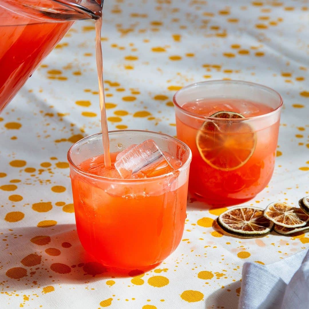 Food & Wineさんのインスタグラム写真 - (Food & WineInstagram)「Anyone out there a fan of Aperol or tequila? This batch-friendly cocktail combines the two with guava and lime juice for a tart, juicy, refreshing drink. Find the recipe for the appropriately named Guava Goddess at the link in bio.   🍹: @drinksbyevie, 📸: @matt_tg, 🥄: @lucynashsimon」8月10日 8時20分 - foodandwine