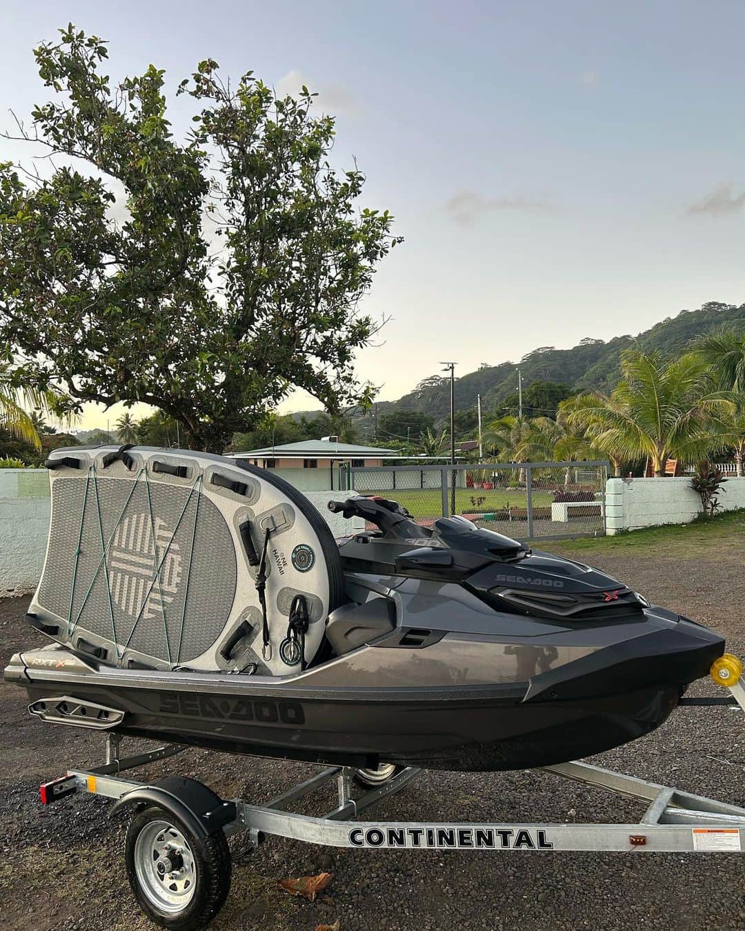 ミシェル・ボレーズのインスタグラム：「Got myself a new toy 😍. It’s time to enjoy the event in Tahiti that will start in a few days . Surf , foil, fishing 😁😁😁 lets go !  @seadoo  @one.hawaii  #seadoolife  #ResponsibleRider」