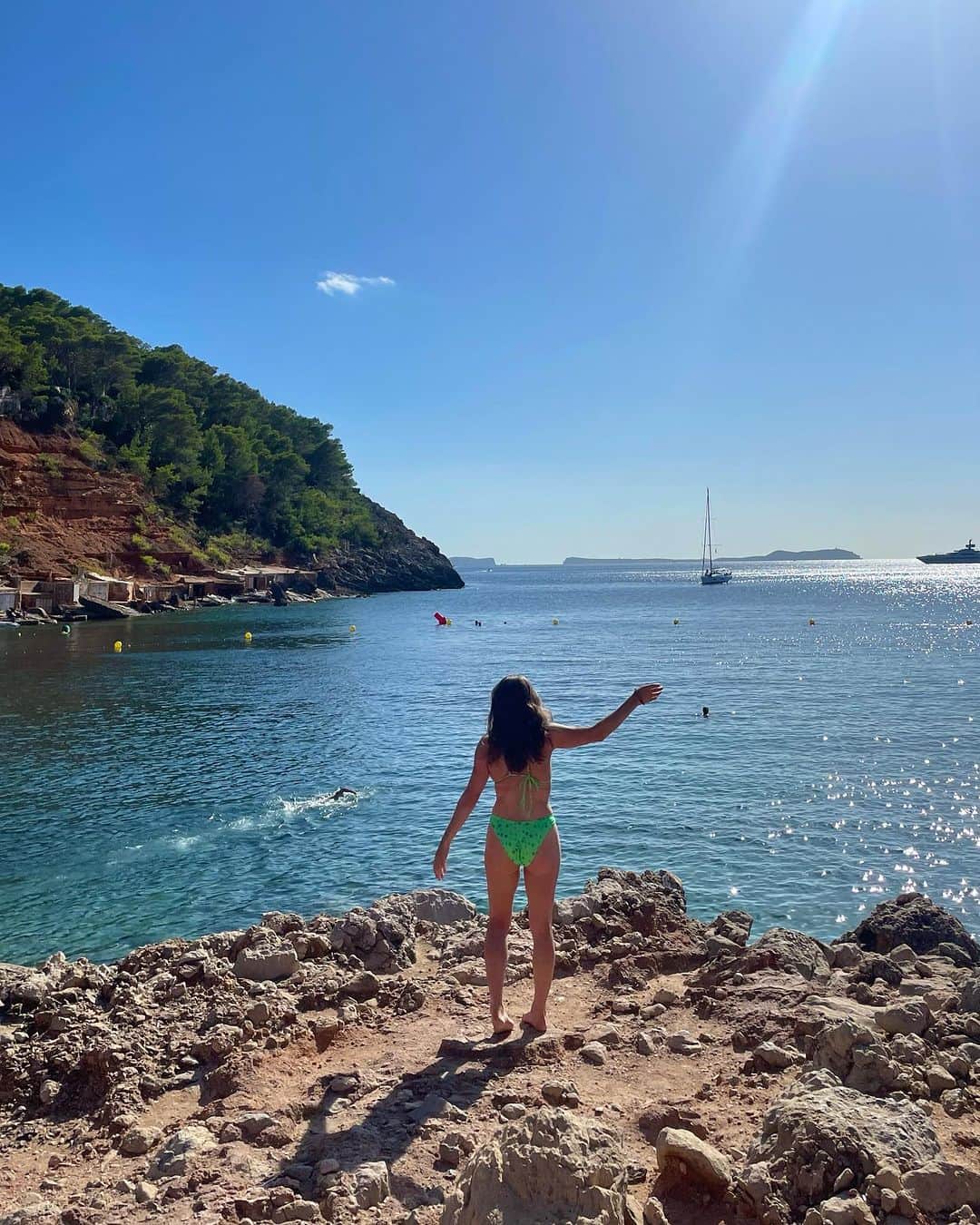 ペイトン・アーンストのインスタグラム：「London to Ibiza」