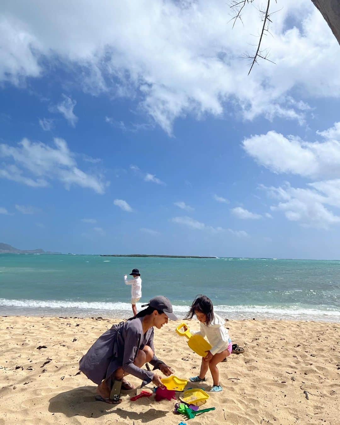 亀恭子のインスタグラム：「今回は子供も私も わりと日焼けしてます☺︎  #2023summer #vacation #hawaii #relax」