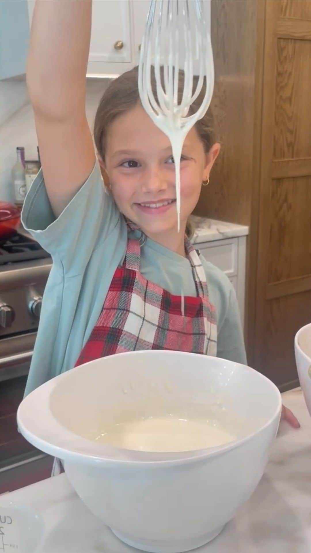 ジョアンナ・ガルシアのインスタグラム：「Some of my favorite moments are in the kitchen w/ the girls. (With @taylorswift blasting in the background!)   This Easy Cake Mix Apple Cobbler from Practically Homemade was 10/10! Definitely going to be sharing the full recipe on @thehappyplace- head to my blog for more fun recipies!」