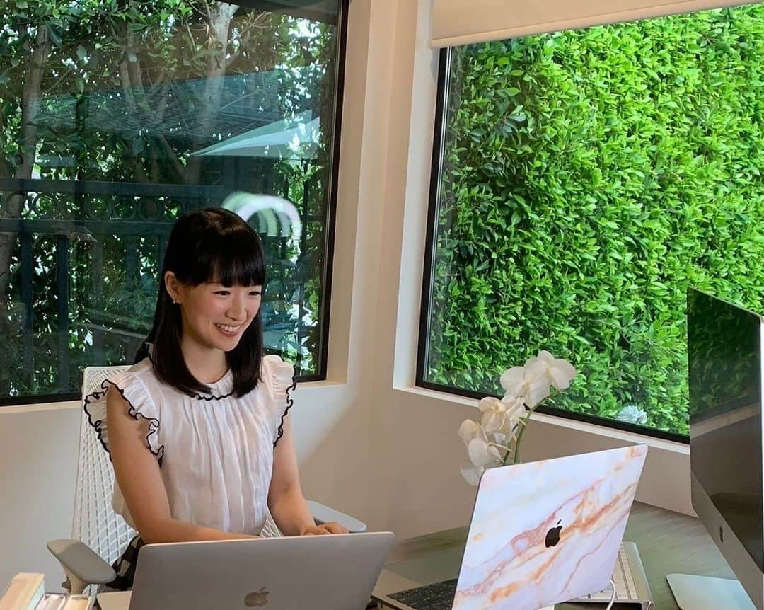 近藤麻理恵さんのインスタグラム写真 - (近藤麻理恵Instagram)「I was recently able to say hello and give a small talk to my KonMari Consultants and consultants in training with Takumi!  It was so heartwarming seeing all the comments saying hi from countries all over the world and seeing how happy and passionate everyone about helping people live a tidy and joy-sparking lifestyle! With all my heart, I am so grateful and so blessed to have a global community of certified KonMari consultants join me on the dream to organize the world and share this mission of helping more people find the things that really spark joy for them✨ I cannot be more happy and proud of them and seeing the impact we’ve made on our clients’ lives!  I know it’s sometimes very hard to let someone into your house and to open up and be vulnerable about things you may need help with, but I know that each and every one of my KonMari consultants are filled with empathy and are here for you to guide you into living in a space that only has things that spark joy for you! If you are interested in finding a KonMari consultant near you, I have a section dedicated to finding the perfect consultant for you on my website under “Find a Consultant”!  #mykonmari #mariekondo #konmariconsultant #sparkjoy #netflix #organization #tidying」8月10日 8時10分 - mariekondo