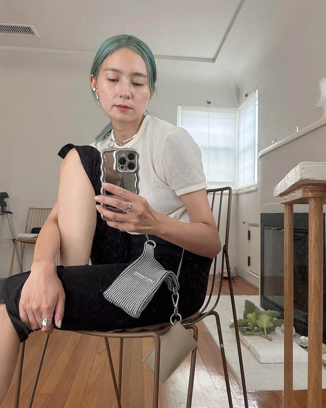 三苫愛のインスタグラム：「街中の方へ行った本日のお供は @lastframe_official のバッグ。ミニサイズで @pluiehair @pluietokyo のカデナストラップにもジャストフィットで携帯プラスアルファでものを入れたい時に役立ちそう😎生地もしっかりしてるから重いもの入れても形崩れない🦍」