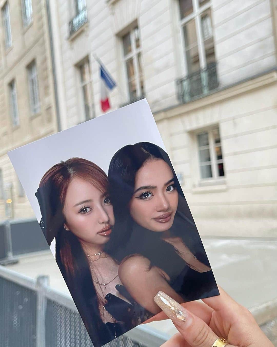 川谷花音のインスタグラム：「Bonjour💙🤍❤️  なんとなんとお友達を呼んだら 日本からパリへ駆けつけてくれました☺️  これから一緒に フランス🇫🇷 イタリア🇮🇹 スイス🇨🇭 の旅へ行きたいと思います  そんなこんなで びっくりする事がありました  出会った初日は夜だった。 時差ボケで12時間爆睡しました  そして次の日の 朝9時から カフェや遊園地に行き とても楽しみました  で、3時ぐらいに帰ってきて 「私達パリに来て昼寝してる〜リッチ❤️」って言いながら お昼寝をしました  起きたら次の日の朝5時でした  えーーーーーそんな事ある❓ その日の朝にイタリア行こうとしてたの  でも夜のエッフェル塔も見れなかったし  延泊する事になりました✌🏽  今宵は楽しみ🤩  P.S.いーちゃんにオーバーリップして貰ったよ💋唇ぶるんぶるん❤️  #japan #japanese #japanesegirl #travelphotography #girl #girlstrip #france #paris #大学生 #女子大生 #女子旅 #旅行」