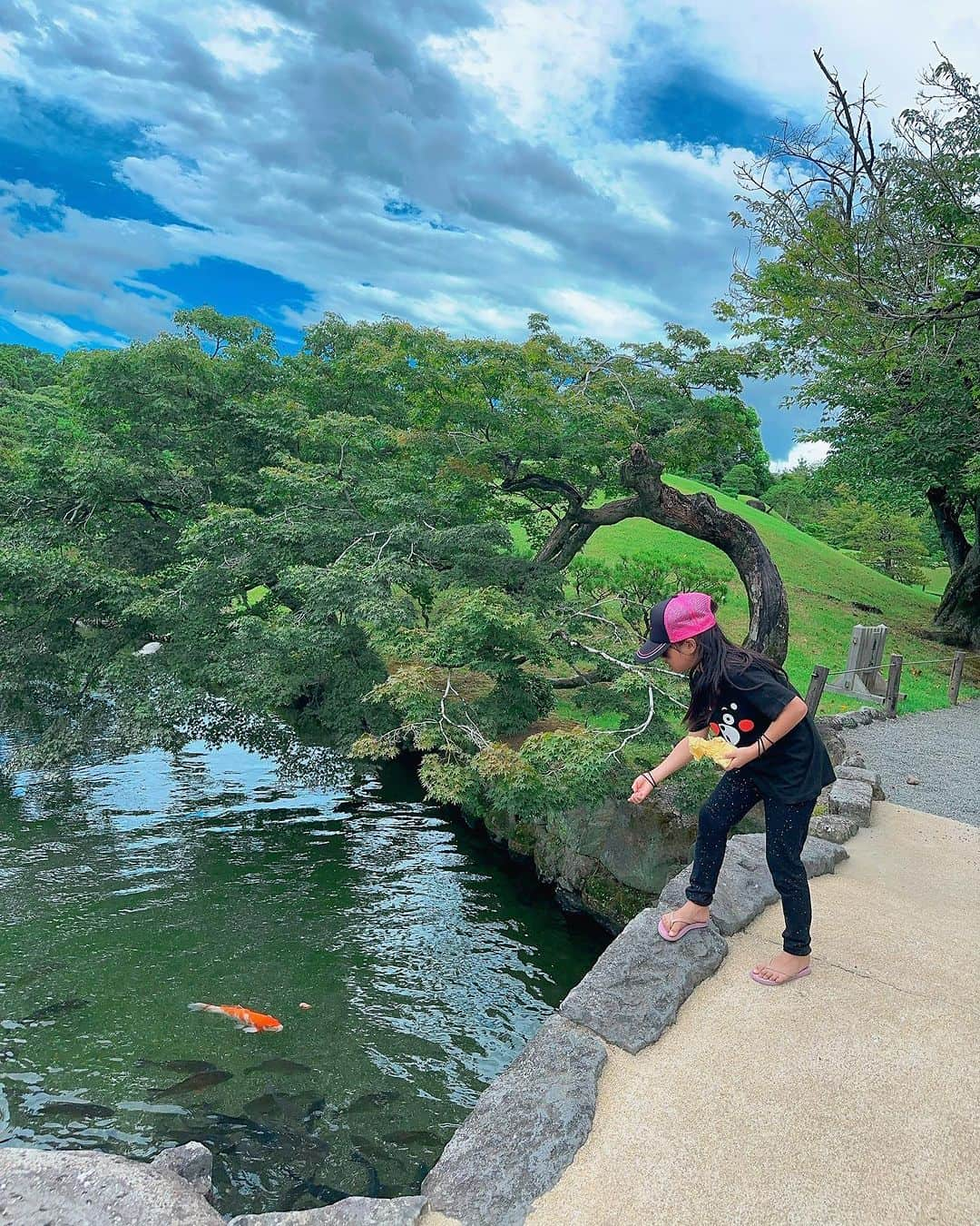 小林明実のインスタグラム：「水前寺公園✨ 緑が綺麗で お茶屋さんが あったりして 居心地がいい場所  ハトと鯉に餌をあげれる ところが子供達には魅力的✨  #熊本 #水前寺公園 #庭園」