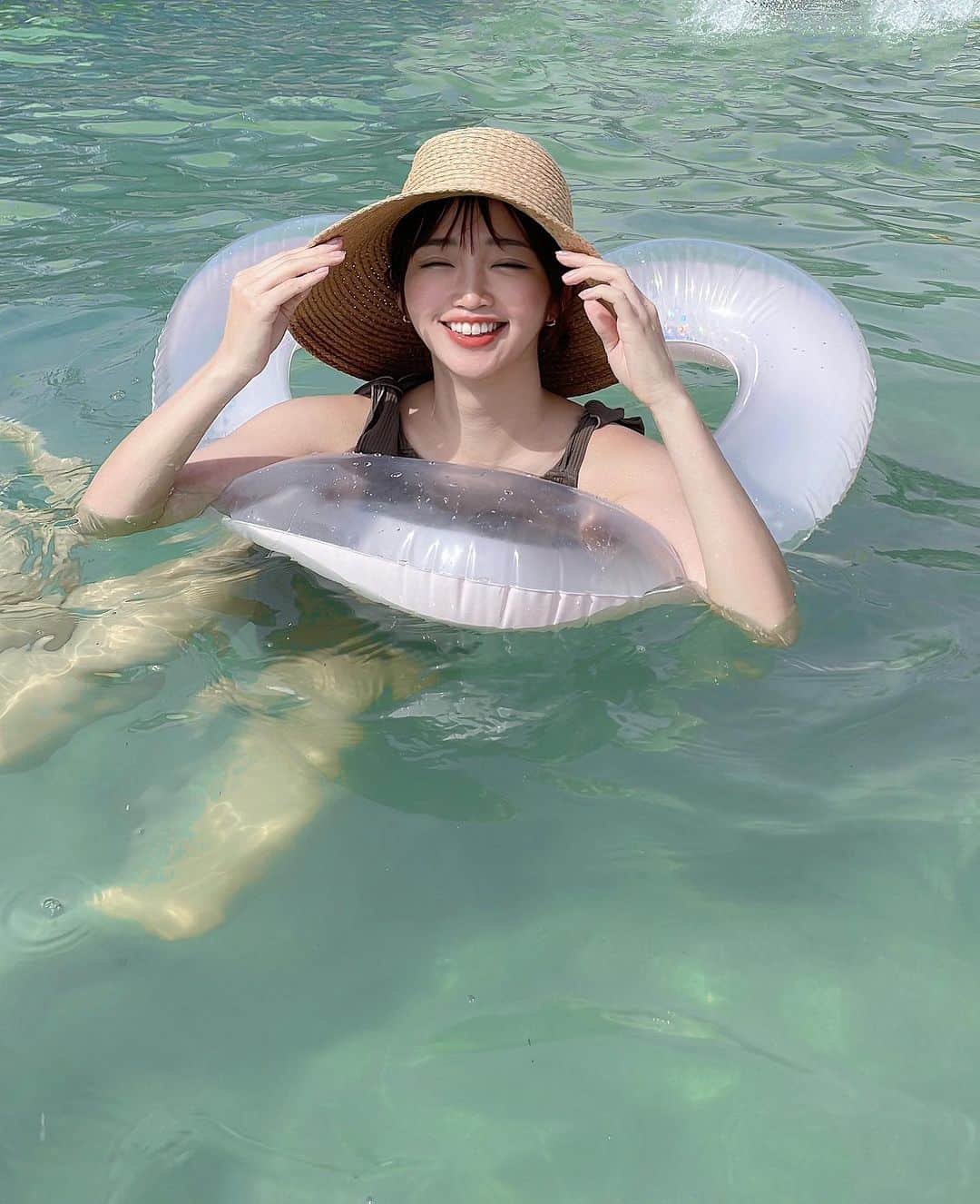 藤田かんなのインスタグラム：「🏖️  実は3泊4日で 沖縄旅行に来ております✈️  台風の影響でどうなるかと思っていましたが 今年初海水浴が出来て本当に良かったです🏊🏻‍♀️  ただお天気の影響であまり泳げなかったので またリベンジしたいです🥲  #沖縄 #海水浴」