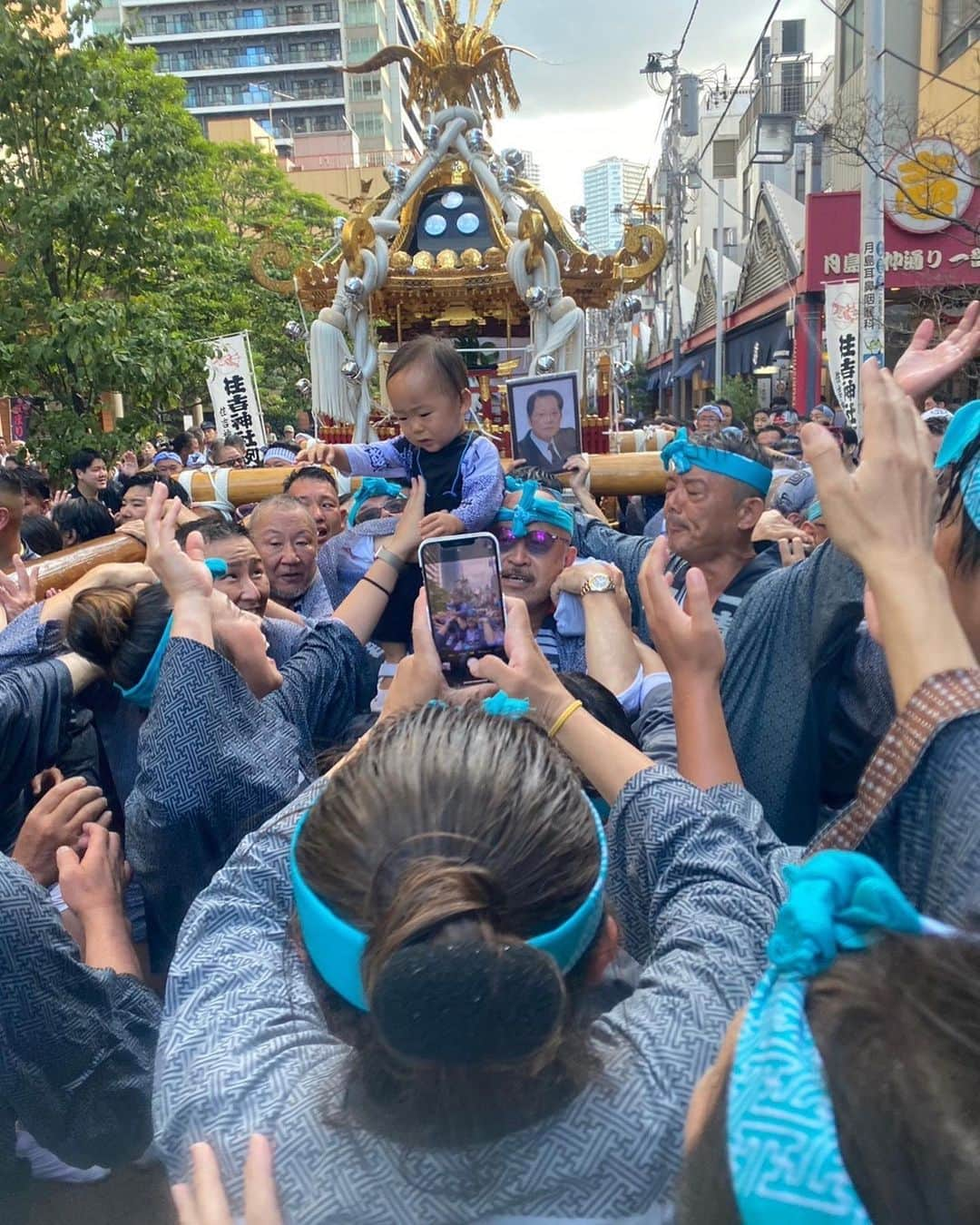 菊池沙都さんのインスタグラム写真 - (菊池沙都Instagram)「5年振りの大祭。 みんなで担いで感無量。 じいじが笑空と一緒に担いでさらに感無量。 笑空も頑張ったね☺️✨ みなさまご協力ありがといございました🥹❤️  まだまだまだまだ投稿続きます🙏  #住吉神社例大祭 #住吉神社例祭 #八角#本社神輿#青睦会 #月島#月島祭り#月島一之部 #お祭りロス」8月10日 8時35分 - satochin30