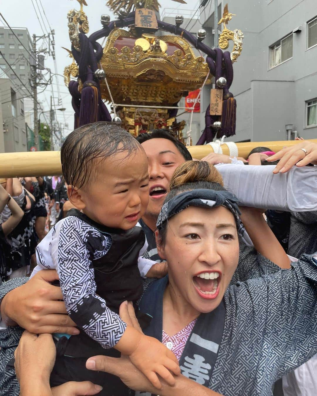 菊池沙都さんのインスタグラム写真 - (菊池沙都Instagram)「5年振りの大祭。 みんなで担いで感無量。 じいじが笑空と一緒に担いでさらに感無量。 笑空も頑張ったね☺️✨ みなさまご協力ありがといございました🥹❤️  まだまだまだまだ投稿続きます🙏  #住吉神社例大祭 #住吉神社例祭 #八角#本社神輿#青睦会 #月島#月島祭り#月島一之部 #お祭りロス」8月10日 8時35分 - satochin30