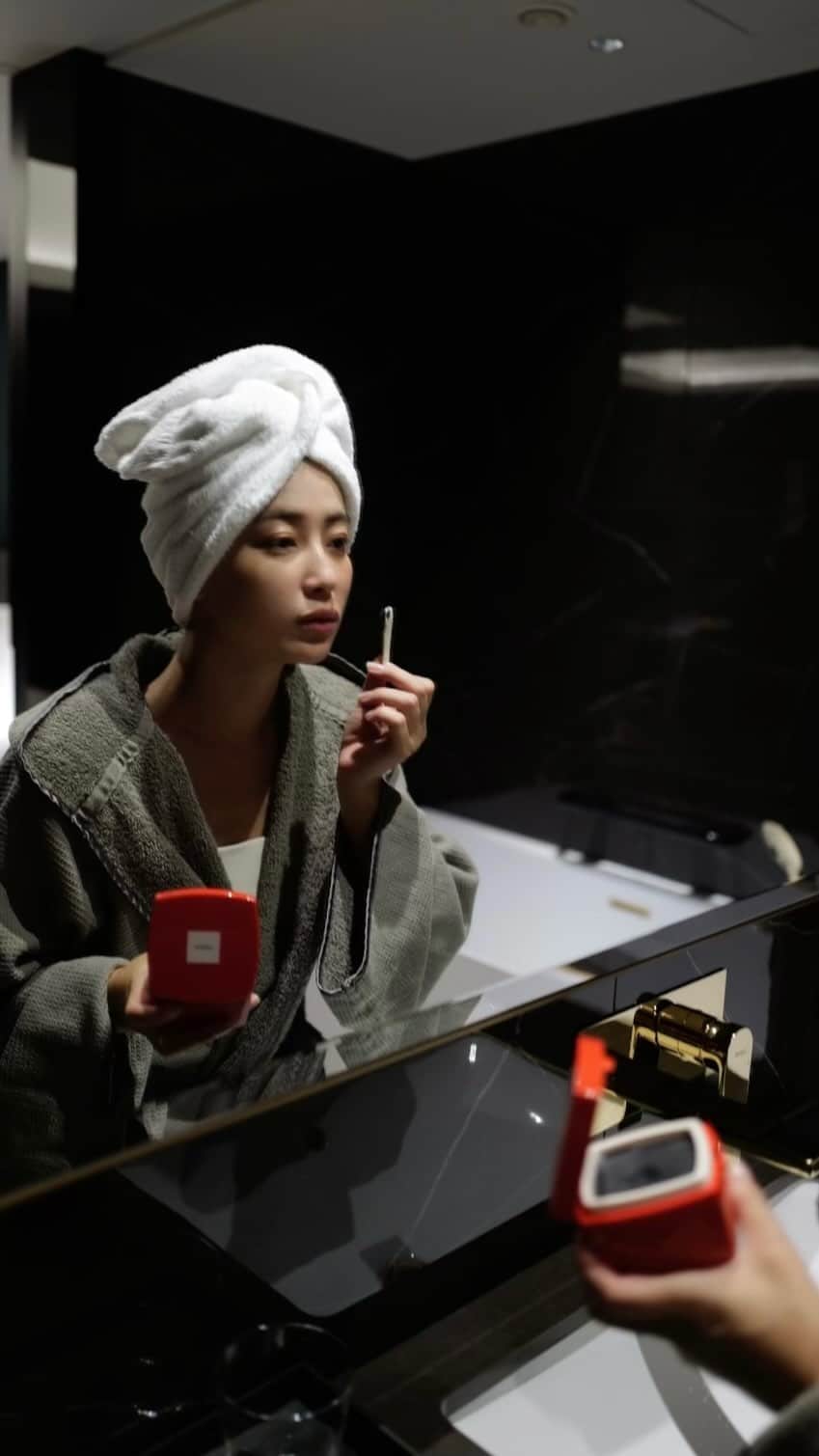 JUNNAのインスタグラム：「ブランドのシグネチャーアイテムの "Raw Melt Cleansing Balm Kuro"  肌に乗せるとじんわりとろけ、柔らかく広がる AHRESこだわりのテクスチャーは一度ぜひ体験してみて欲しい！  心が躍動するシトラスウッディの精油ブレンド。 ジンジャー、レモングラス、ヒノキの馴染みのある香りに心もお肌も癒されて...♡  @ahres_official  #AHRES#アーレス」