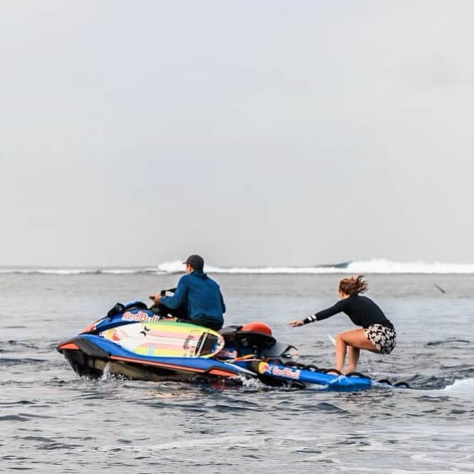 カリッサ・ムーアのインスタグラム：「No one gives you a tutorial on how to do it here in Tahiti, you kind of just have to go for it and figure it out. This was Luke figuring out the throttle on the ski yesterday morning while I wasn’t expecting it 😂 moment captured by/ @dmosqphoto」