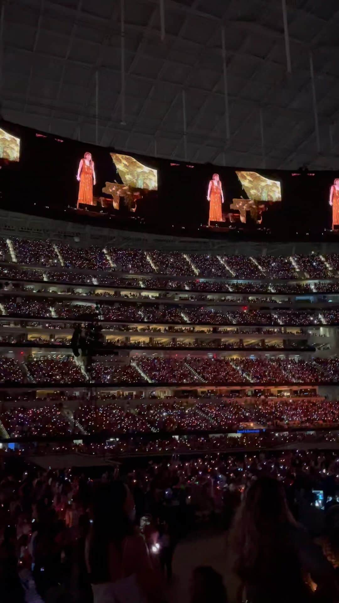 チャド・ロウのインスタグラム：「Never witnessed, or heard, anything like this in all the years I’ve been going to concerts! A portion of an 8 minute ovation for Taylor Swift last night. 75k loyal fans screaming with utter joy! She was transcendent! #taylorswift #swiftie」