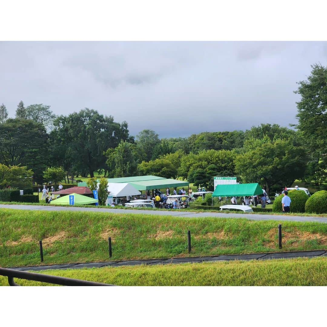 竹末裕美さんのインスタグラム写真 - (竹末裕美Instagram)「8月8日に群馬県オープンに出場させていただきました⛳ 朝凄い雨でスタートが遅れましたが、無事ホールアウト！ 18番ホールにニアピンがかかってましたが… 久しぶりにショットが曲がりまくり😅 引退してからの久しぶりの試合だったけど、楽しかった😊 ご一緒していただきました @ayapan30_golf @mizuekuroiwa 長谷川ちゃん ありがとうございました😆  @mai.kashiwai_official 優勝おめでとう👏 @ayaka.morioka_3 @jumi19880513  #ゴルフ#ゴルファー#プロゴルファー#女子プロゴルファー#男子プロゴルファー#群馬県オープン#群馬#新玉村ゴルフ場#2位タイ#ロサーセン#ウェア」8月10日 9時10分 - hiromitakesue