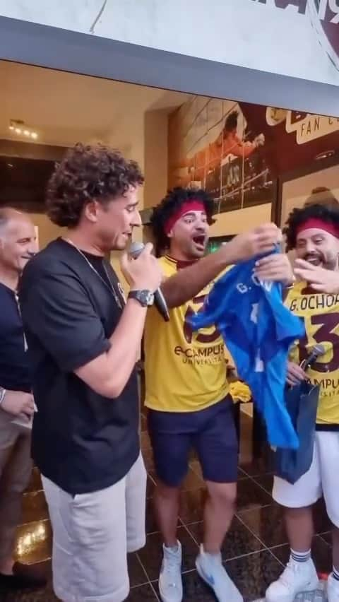 ギジェルモ・オチョアのインスタグラム：「La Ochoa-manía presente más que nunca en Salerno, con su nuevo club de fans 🇲🇽🧤  🎥: @ochoasboysfanclub   #ochoa #mexico」