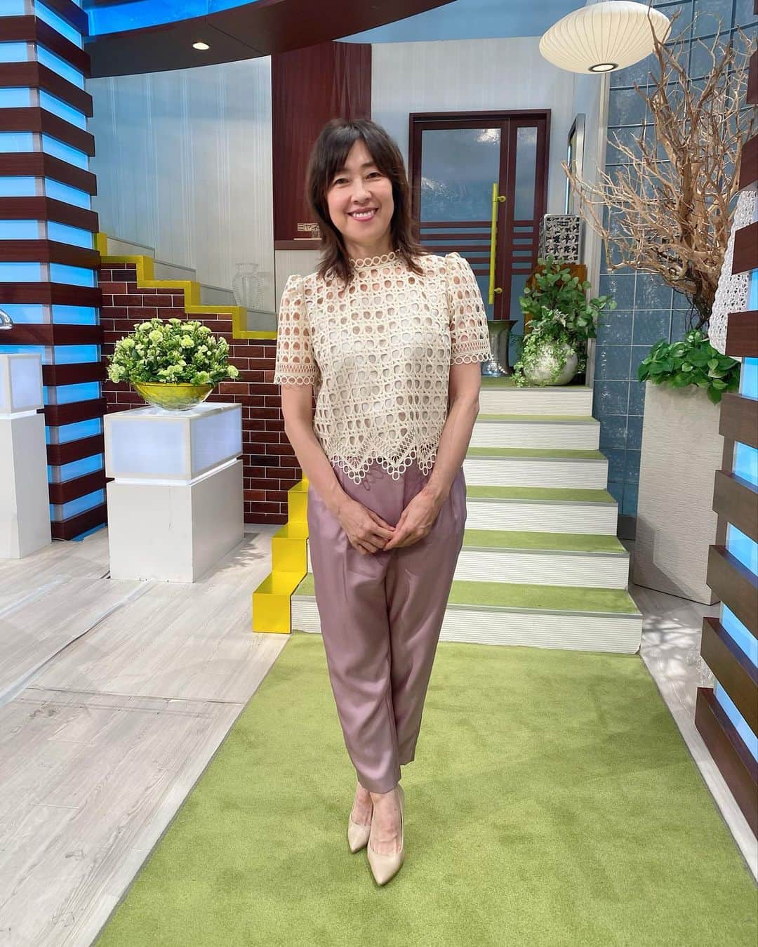 小西美穂のインスタグラム：「きのうのスタジオ衣装、夏らしいものを意識したのですが、局で何回も褒めてもらえたのでアップします🤗🕸️🤍💜 ⁡ トップスは○とか△の柄が入ってるメッシュ素材のレースで、華やかで個性的ですよね！着てても涼しく！サブスクで借りるので普段はなかなか着ない服に挑戦できて嬉しい❣️ ⁡ トップス　@celford_official パンツは私物  #衣装 #ミヤネ屋 #anotheraddress_official」