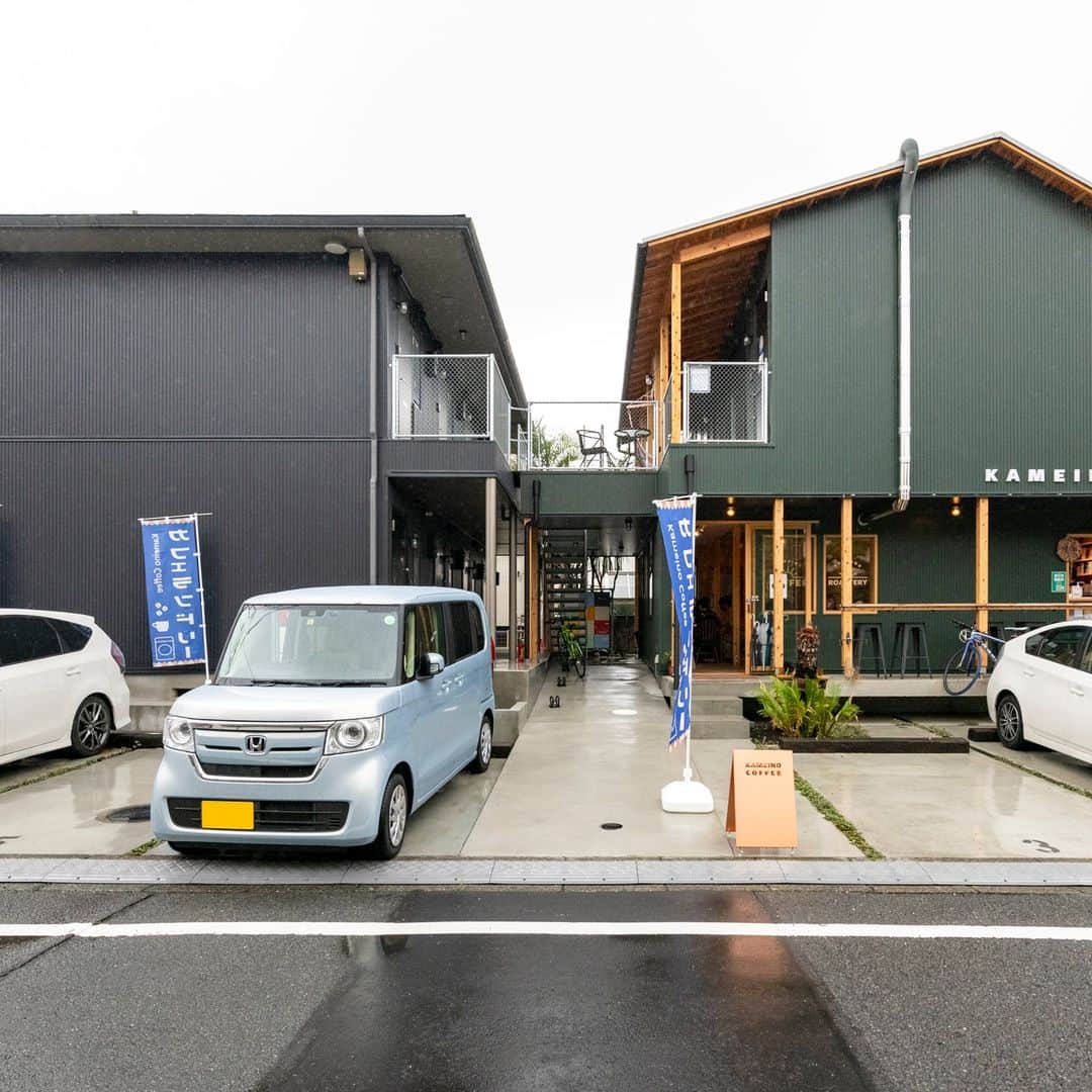SUUMO公式アカウントさんのインスタグラム写真 - (SUUMO公式アカウントInstagram)「【新時代の賃貸住宅⁉若者と高齢者が助け合いながら仲良く暮らす「ノビシロハウス」👴👨】  神奈川県藤沢市にあるこちらの住宅は、今までにないタイプの賃貸住宅🏘✨ 高齢者が一人で安心して住める賃貸住宅を目指し、建物内にはカフェ、ランドリー、訪問医療クリニック、訪問看護オフィスが入居📌 ソーシャルワーカーとして暮らす若者の家賃は通常の半額と、若者にとってもありがたい仕組みに🤝 カフェでは世代を超えた「お茶会」も開かれているそうです🍵🍪  気になる暮らしの詳細は記事をチェック👀  取材協力／ ・株式会社ノビシロ ・ノビシロハウス  📷撮影／桑田瑞穂  🏘SUUMOジャーナルより https://suumo.jp/journal/2021/08/09/181665/  🏘プロフィールはこちらから♪ @suumo_official  #神奈川県 #ノビシロハウス #集合住宅 ＃SUUMO #SUUMOジャーナル #賃貸住宅 #ソーシャルワーカー #街づくり」8月10日 9時24分 - suumo_official