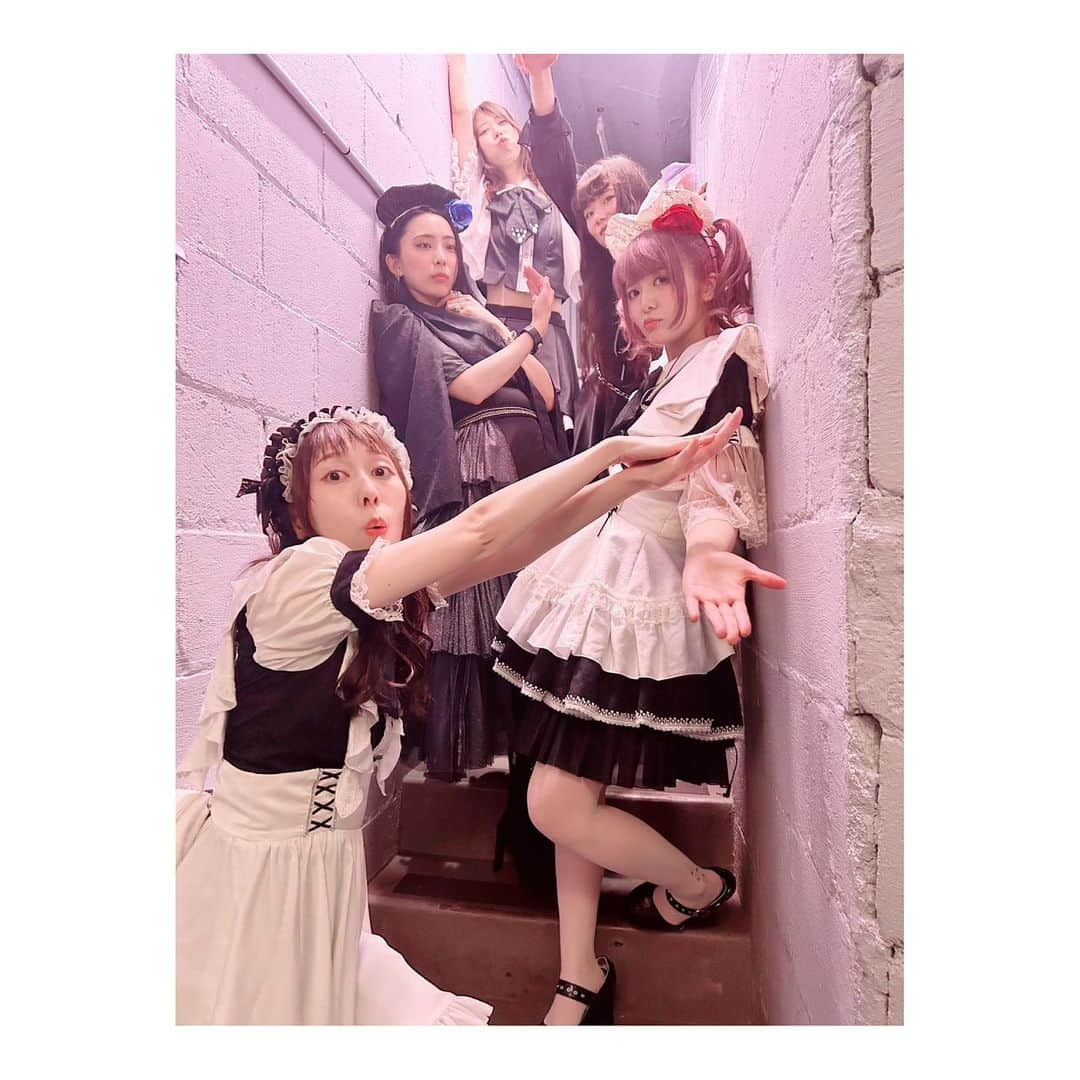 廣瀬茜さんのインスタグラム写真 - (廣瀬茜Instagram)「2023.8.6 "BAND-MAID 10TH ANNIVERSARY TOUR in North America" at Varsity Theater  Thank you Minneapolis!  It was unforgettable Minneapolis night.   I hold the guitar on the stage, then I figured I can't play....I enjoyed making a NOISE though. 🎸www  #bandmaid #Minneapolis」8月10日 9時26分 - akane_bandmaid