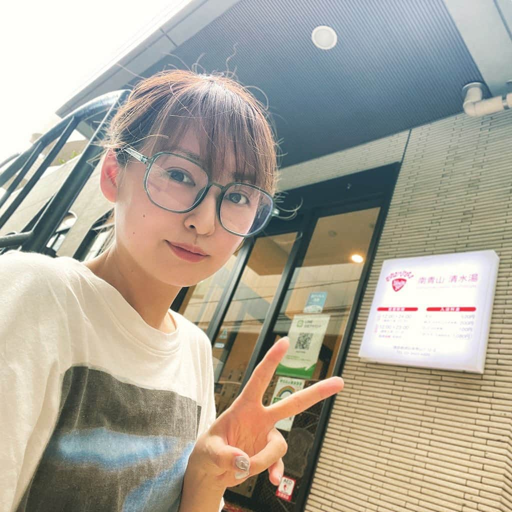 脇田唯さんのインスタグラム写真 - (脇田唯Instagram)「🧖🏻‍♀️  サ活してきましたー✨ 熱心なサウナーじゃないですが サウナは好きです❣  こちらの銭湯、 めっちゃ良かった👏 また行きたい❣  南青山の清水湯さん🎶 水風呂の温度も😑👍✨ サウナ内はヒノキの香りで、 数分起きに水が石に落とされるので蒸気も保たれて最高💪 私カラカラのタイプより ウエッティなサウナの方が好き❤  グッズもかわいいし、 最高でした😘  #サウナ #サ活 #清水湯 #銭湯 #南青山」8月10日 9時26分 - post_yui