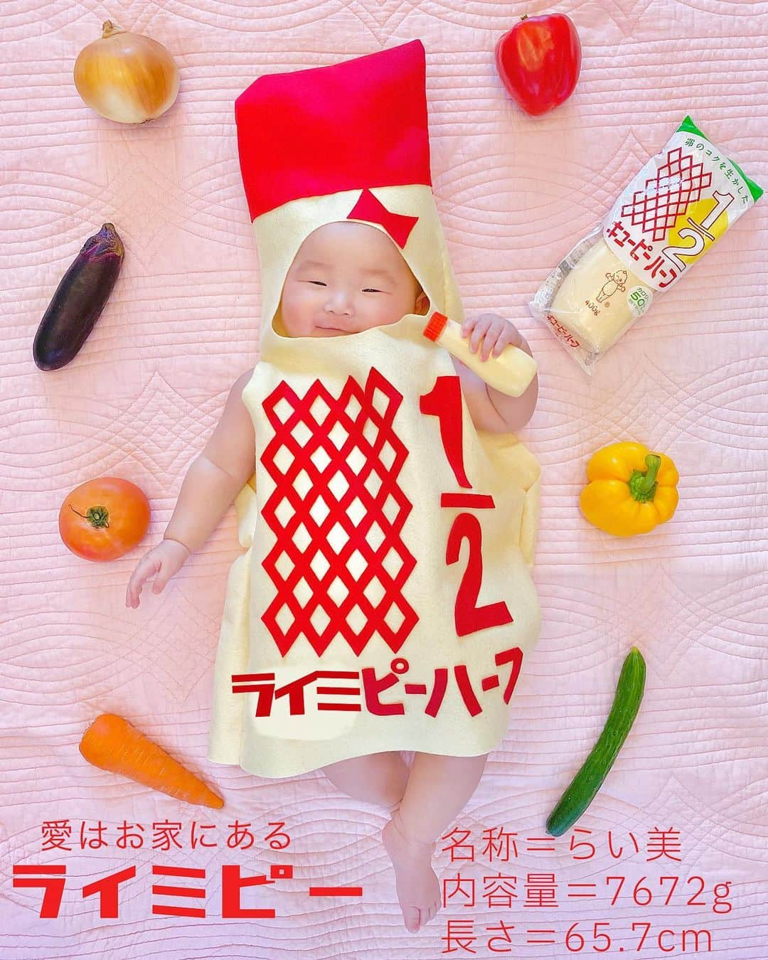 夕霧らいさんのインスタグラム写真 - (夕霧らいInstagram)「今日から6ヶ月👶 流行りに乗っかって、ハーフバースデーに因んで、キューピーハーフのコスプレを🍅 少しずつ吐き戻しの回数も減って、順調に大きく成長してくれています☺️  まだケーキが食べられないので、離乳食でケーキを描いて食べさせました🍰 昨日から離乳食も2回食にしたので、少しずつ赤ちゃんを卒業しているのだと思うと寂しかったりもします😌🧡 泣き声が変わってきたり、甘えた声を出す様になってきたりするのも成長の一つですね👶 . I've grown so much in half a year. There are more things I can do, and I'm looking forward to the future. . . #ハーフバースデー  #6ヶ月ベビー  #キューピーハーフバースデー  #赤ちゃんコスプレ  #離乳食メニュー  #お粥 #とうもろこし #インカのめざめ  #ほうれん草 #豆腐 #きなこ #にんじん #トマト #麦茶 #半年記念日 #おめでとう❤️」8月10日 9時26分 - 88rairai88