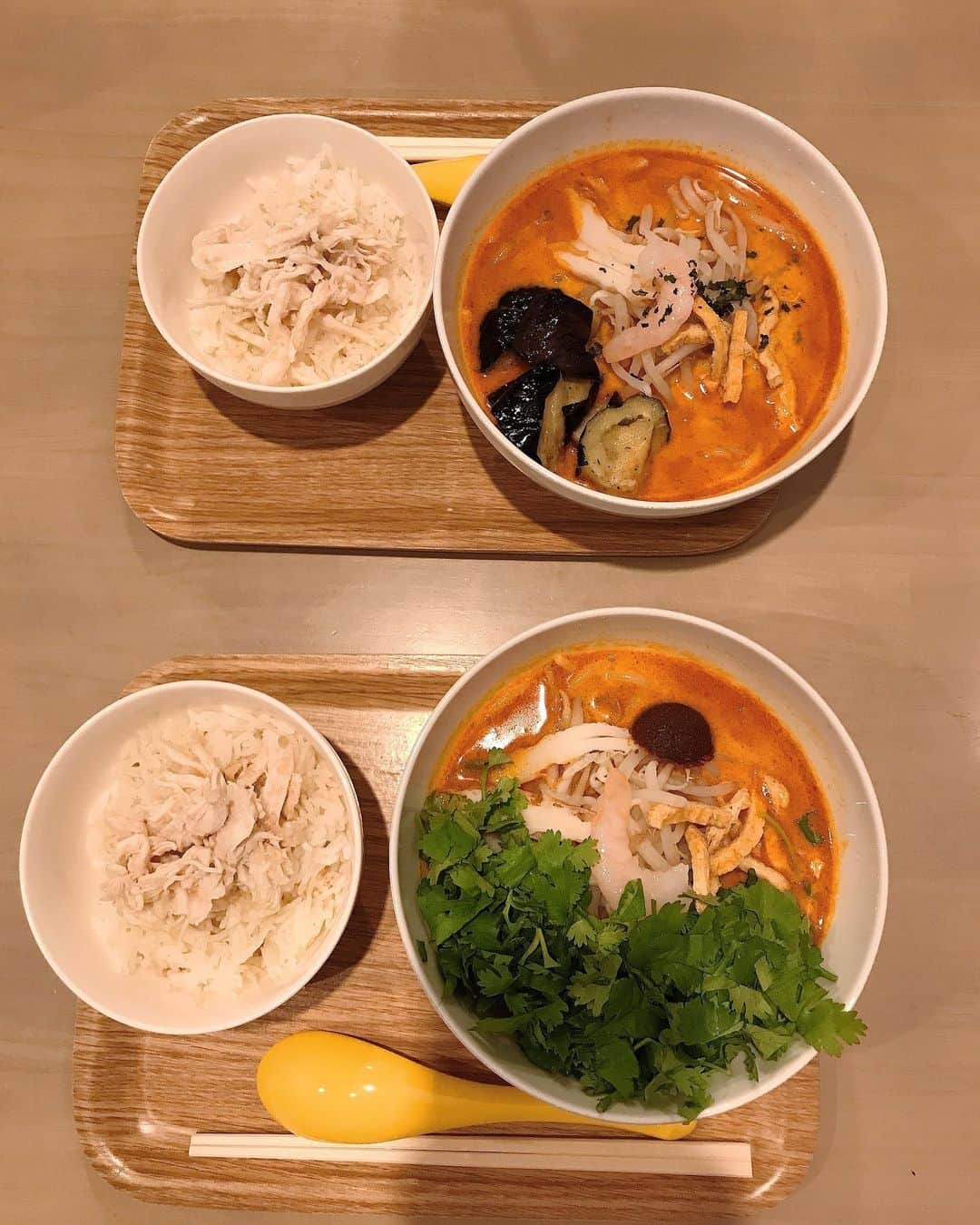 葵さんのインスタグラム写真 - (葵Instagram)「大好きなシンガポール料理を渋谷で食べられる💕  このお店一押しはラクサ❗️ Maxが踊る日清カップヌードルのCMでも話題ですよね。  ラクサ(Laksa/叻沙)は中国南部の料理とマレー半島の料理をミックスして生まれたニョニャ料理（プラナカン料理）の代表的な麺料理だそうです。  日本のラーメンのように地域によって味の種類が様々で、東南アジアではポピュラーに食べられています。  こちらのお店では、エビの出汁にココナッツミルクのコク、さまざまなスパイスが香る濃厚なスープが特徴のカトンラクサをお楽しみいただけます！  私は辛さ調整をノーマルにしてみたよ！ トッピングはメガパクチーでモリモリに✨ 美味しかった〜💕  チキンライスはブラックソイソースをかけて 食べると、また違う雰囲気に！  おすすめだよー♪  PR @singaporeholiclaksa #ハラル #ダイエット食 #ヘルシー #美容にいい #ココナッツミルク #奥渋谷 #laksa #ラクサ」8月10日 9時30分 - dolphin_coconut