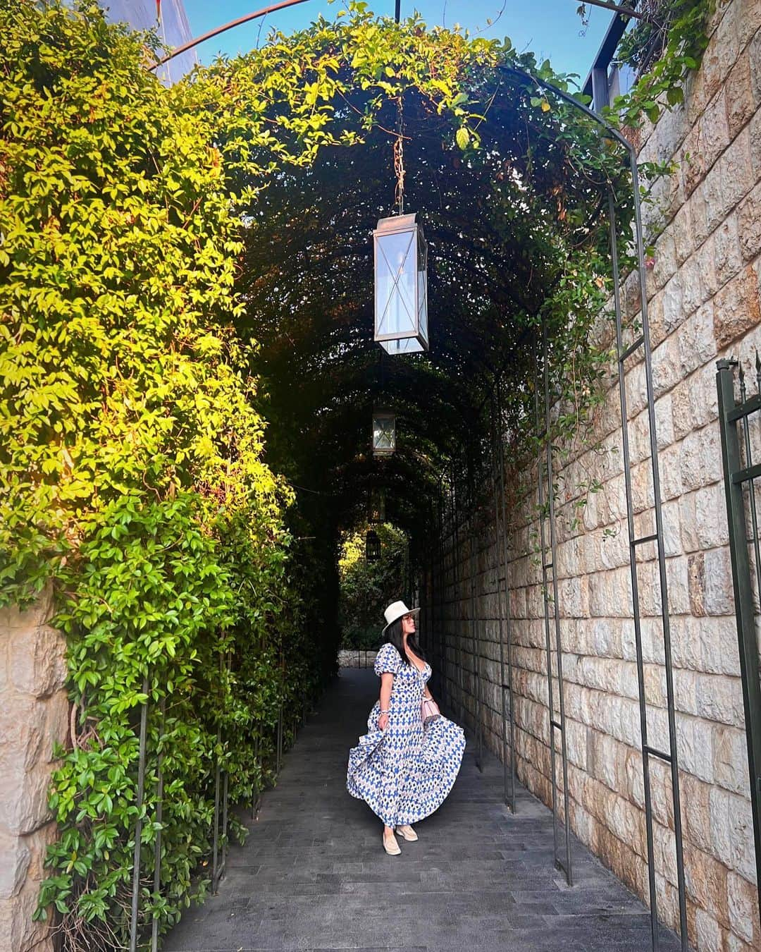 Hrush Achemyanさんのインスタグラム写真 - (Hrush AchemyanInstagram)「Exploring enchanting Lebanon, tracing my roots back to my grandmother's birthplace🇱🇧Funfact I was named after her 👵#RootsAndWanderlust #travel #lebanon」8月10日 9時38分 - styledbyhrush