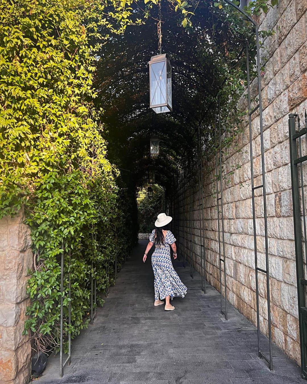 Hrush Achemyanさんのインスタグラム写真 - (Hrush AchemyanInstagram)「Exploring enchanting Lebanon, tracing my roots back to my grandmother's birthplace🇱🇧Funfact I was named after her 👵#RootsAndWanderlust #travel #lebanon」8月10日 9時38分 - styledbyhrush