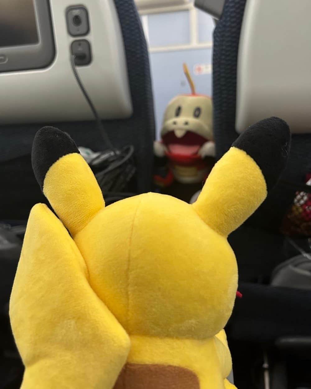 のインスタグラム：「We made a friend on the flight to #PokemonWorlds」